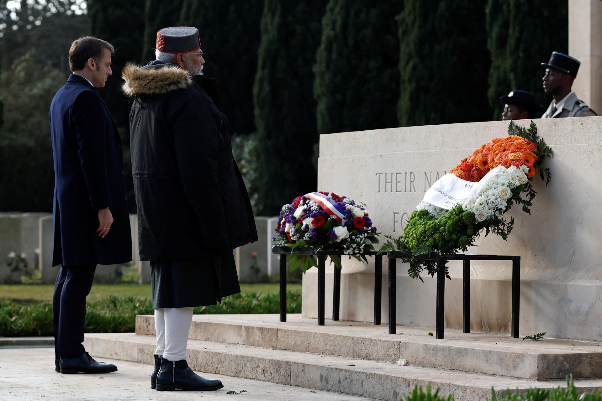 El presidente francés, Emmanuel Macron, y el primer ministro indio, Narendra Modi, asisten a una ceremonia para recordar a los soldados indios asesinados en la Primera Guerra Mundial en el cementerio de Mazargues como parte de una visita a Marsella, Francia, el 12 de febrero de 2025. (Francia, Marsella) 
EFE/EPA/Christian Hartmann / POOL MAXPPP FUERA