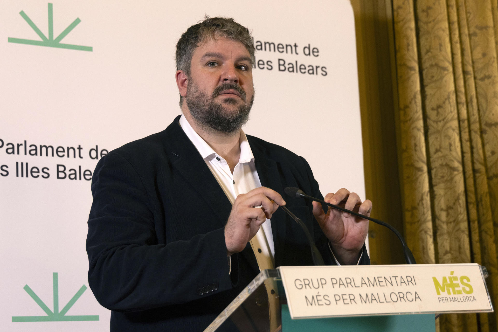 El portavoz de MES en el Parlament Balear Lluís Apesteguia hace declaraciones sobre la apertura de juicio contra Le Senne, esta mañana en el Parlament. EFE/Cati Cladera
