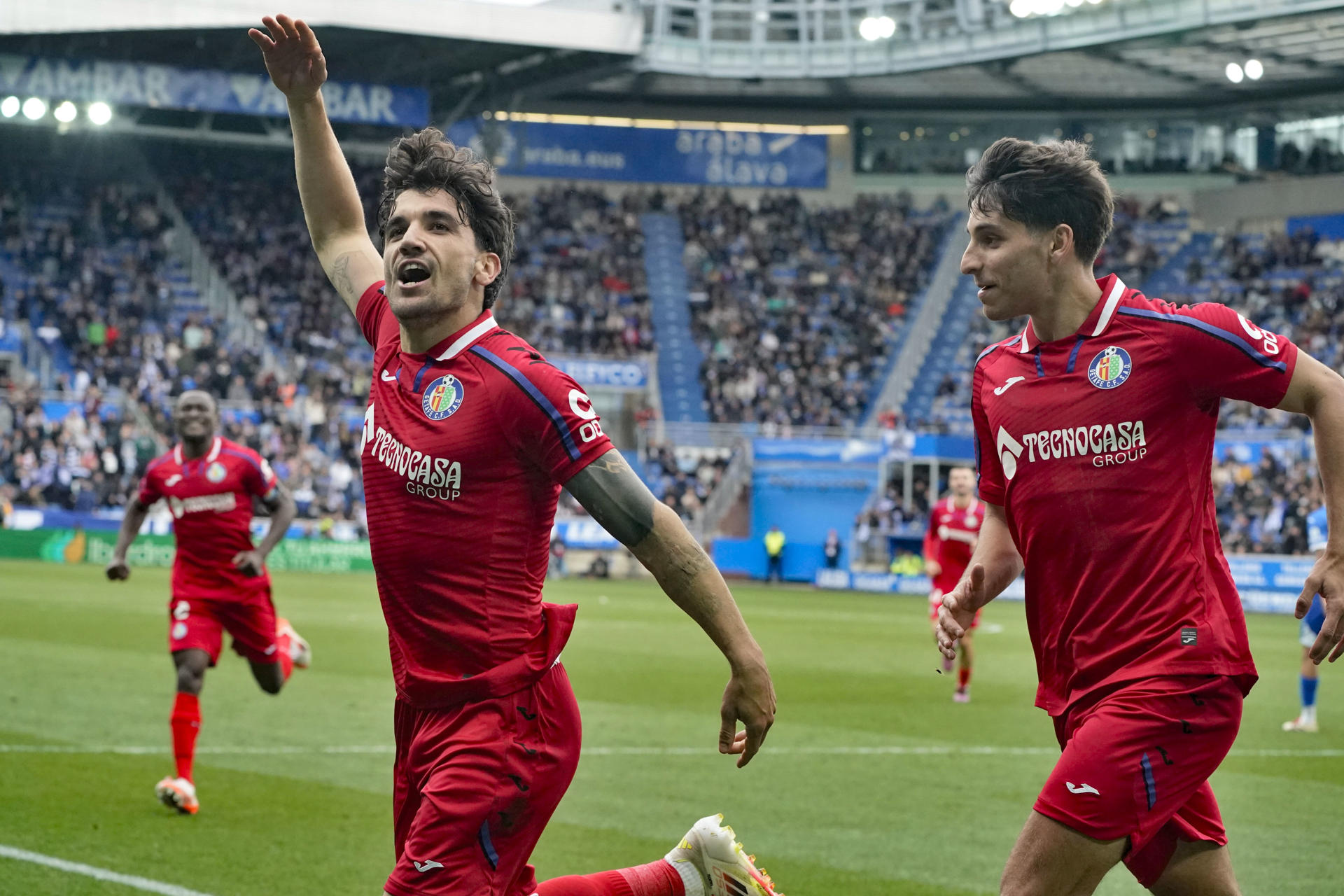 Arambarri (i) celebra tras marcar un penalti durante el partido de LaLiga entre el Alavés y el Getafe este domingo en el estadio de Mendizorroza en Vitoria. EFE/ L. Rico