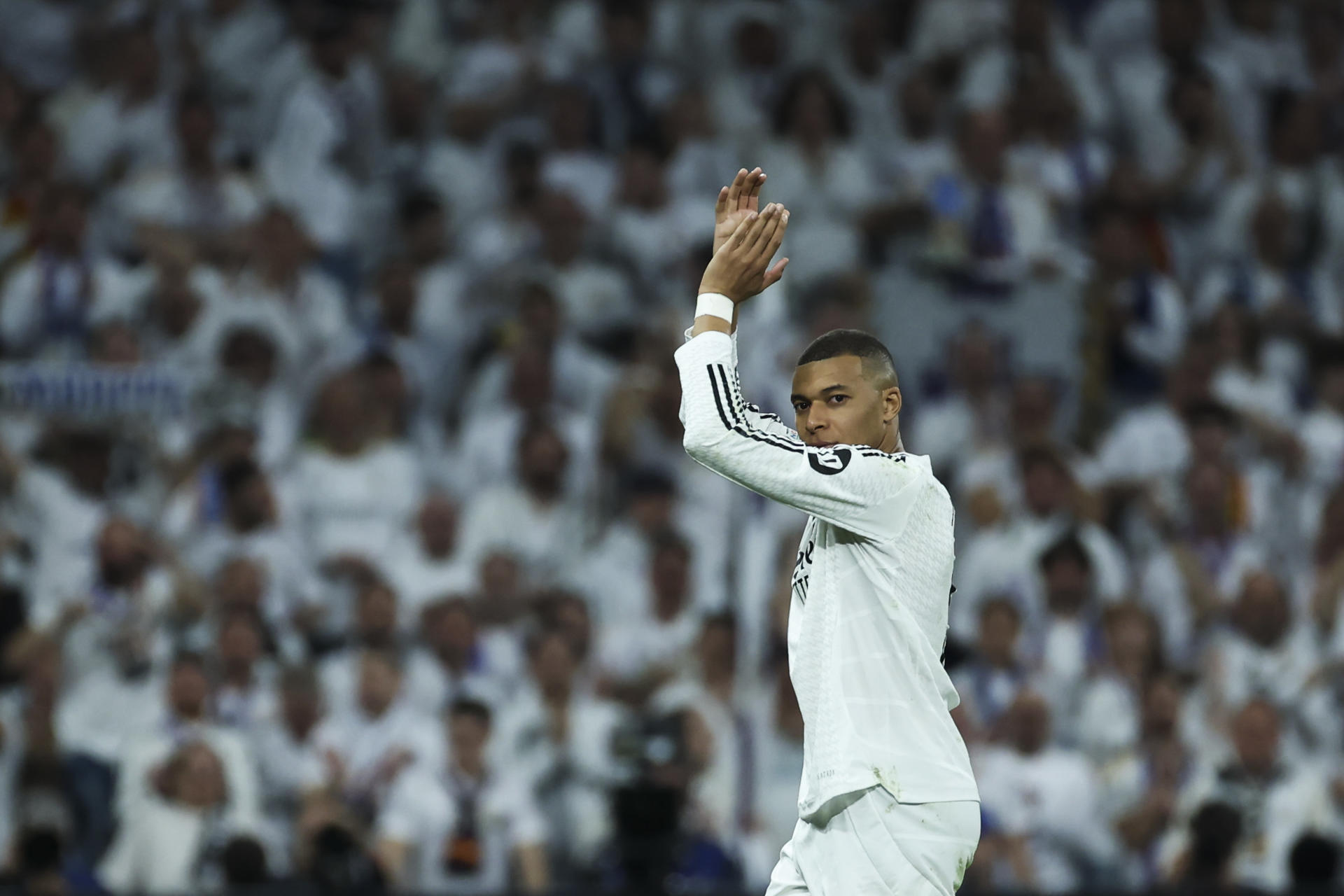 El delantero francés del Real Madrid, Kylian Mbappé, tras ser sustituido durante el encuentro correspondiente a los play off de la Liga de Campeones que disputaron Real Madrid y Manchester City en el estadio Santiago Bernabéu, en Madrid. EFE / Kiko Huesca.