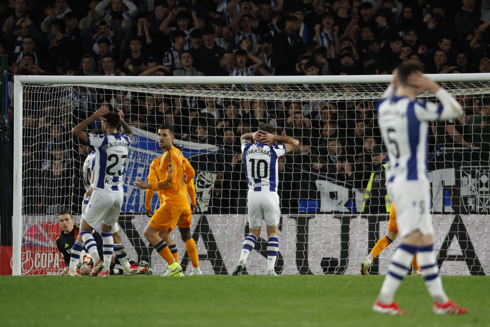 Los jugadores de la Real Sociedad se lamentan durante el encuentro correspondiente a la ida de las semifinales de la Copa del Rey que disputaron Real Sociedad y Real Madrid en el Reale Arena, en San Sebastián. EFE/ Juan Herrero.