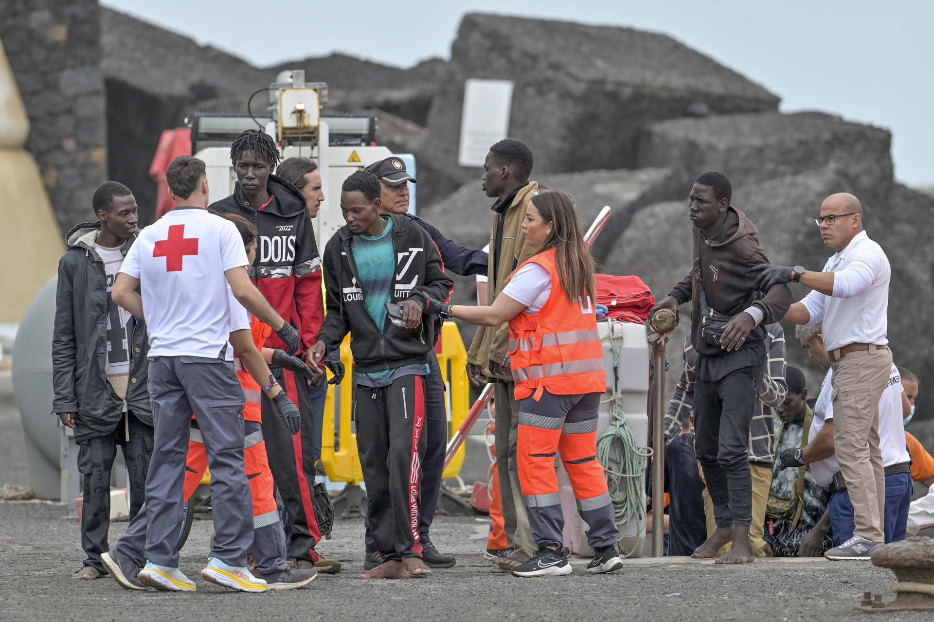 El buque de Salvamento Marítimo Salvamar Adhara ha rescatado este lunes a 73 personas, 69 varones y 4 mujeres, que iban a bordo de un cayuco localizado a unas 10 millas al suroeste de La Restinga (El Hierro) y las ha trasladado al puerto de La Restinga, donde han sido atendidos por personal de Cruz Roja. EFE/ Gelmert Finol