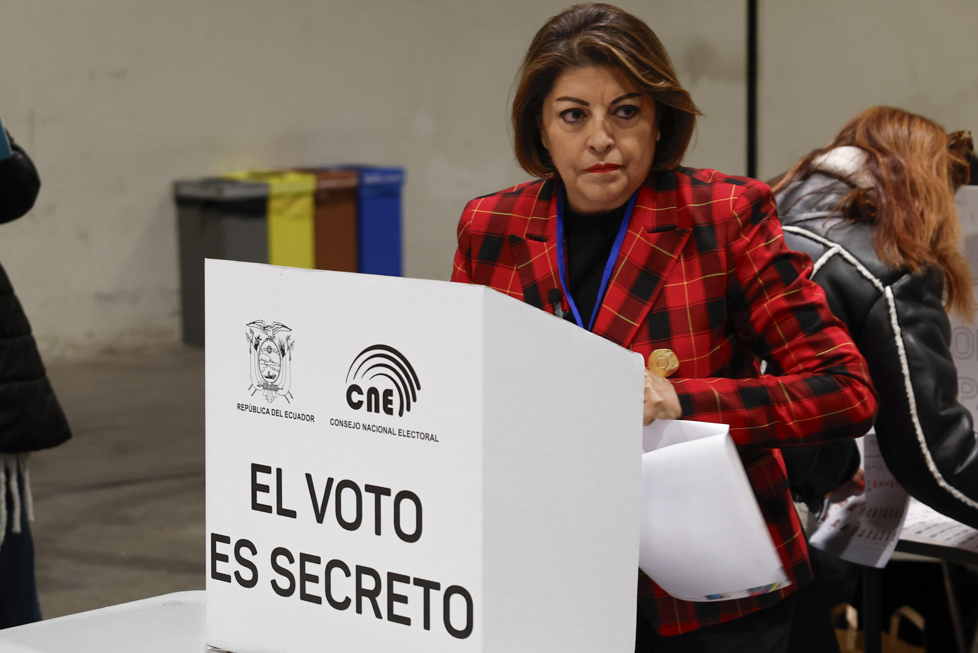La embajadora del Ecuador en España, Wilma Andrade, vota este sábado en Madrid para las elecciones presidenciales y parlamentarias del país andino. EFE/ Chema Moya