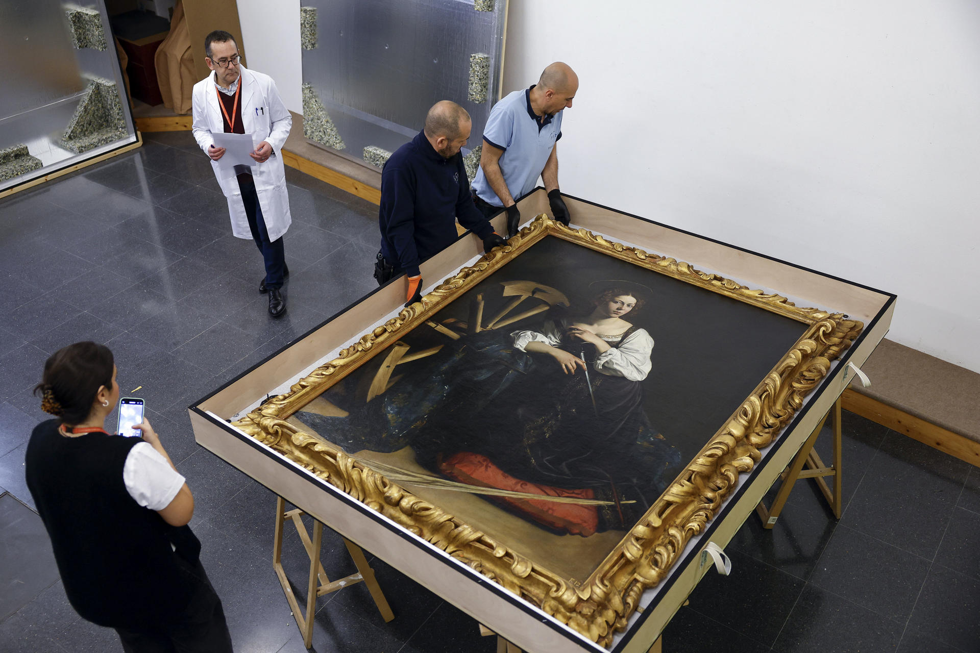 Traslado de la pintura de Caravaggio 'Santa Catalina de Alejandría' desde el Museo Thyssen a Roma. EFE/Mariscal