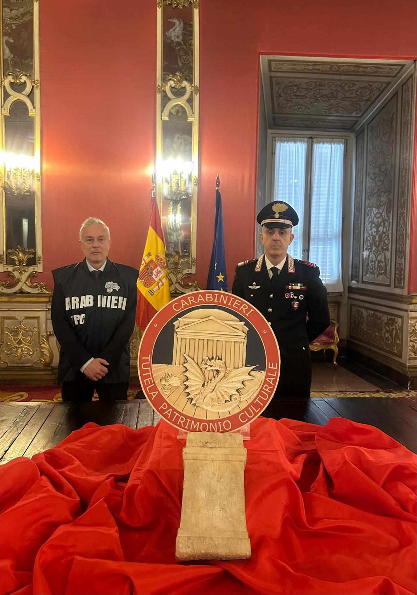Los carabineros italianos (policía militarizada) que se ocupan de la Tutela del Patrimonio Cultural (TPC) devolvieron este lunes a España una estela funeraria romana sustraída en el conjunto arqueológico de Mérida que se encontraba en casa de un coleccionista romano. La devolución se produjo durante una ceremonia en la que participó el embajador español Miguel Fernández-Palacios Martínez, informaron los carabineros en una nota. Su hallazgo se produjo gracias a la investigación de los carabineros del TPC de Roma "destinada a contrarrestar la comercialización de objetos arqueológicos importados ilegalmente" y que se inició por "la activación de Interpol en el ámbito de la Cooperación Policial Internacional". EFE/ Carabineros/SOLO USO EDITORIAL/SOLO DISPONIBLE PARA ILUSTRAR LA NOTICIA QUE ACOMPAÑA (CRÉDITO OBLIGATORIO)
