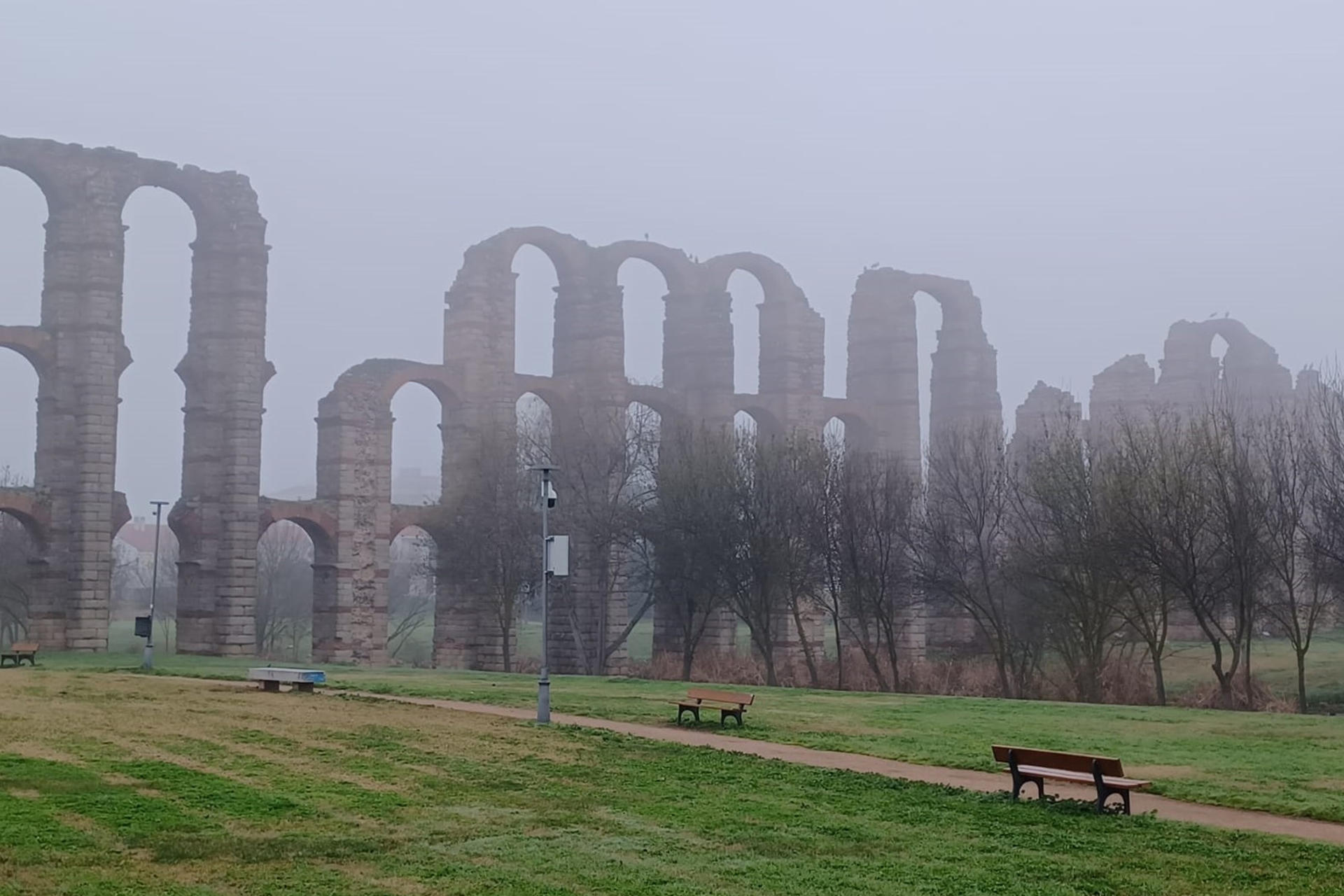 Imagen del acueducto romano de Los Milagros, en Mérida, en una jornada en la que algunas comarcas de Mérida han amanecido con alerta amarilla por nieblas. EFE/Pablo Caro