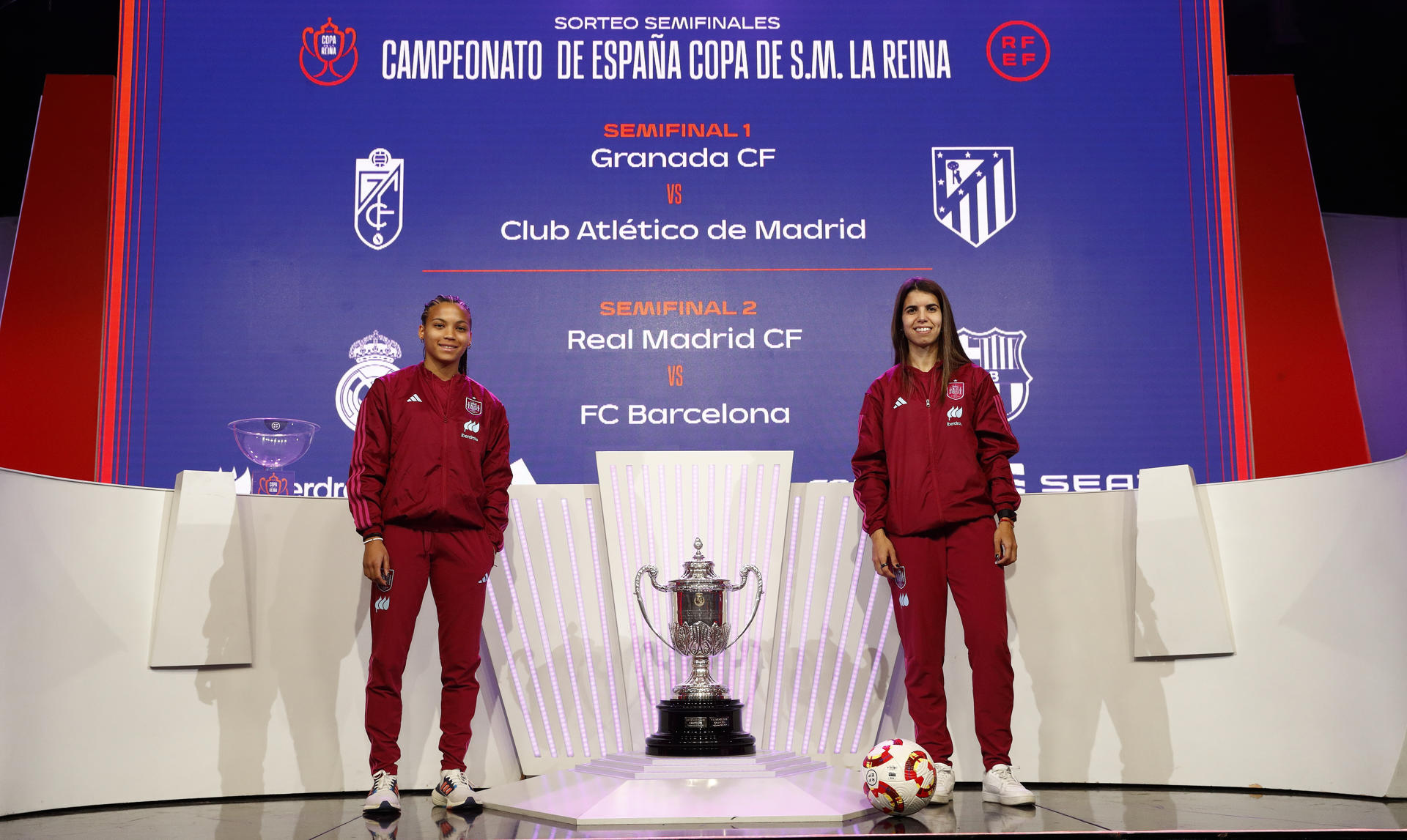 La centrocampista del Barcelona FC Vicky López (i) y la delantera del Real Madrid Alba Redondo (d) durante el sorteo de las semifinales de la Copa de la Reina en Las Rozas, Madrid, este martes. Los equipos clasificados para esta fase de la Copa de la Reina que se jugará a doble partido, son el Atlético de Madrid, Barcelona, Granada y Real Madrid. EFE/ Eidan Rubio/rfef