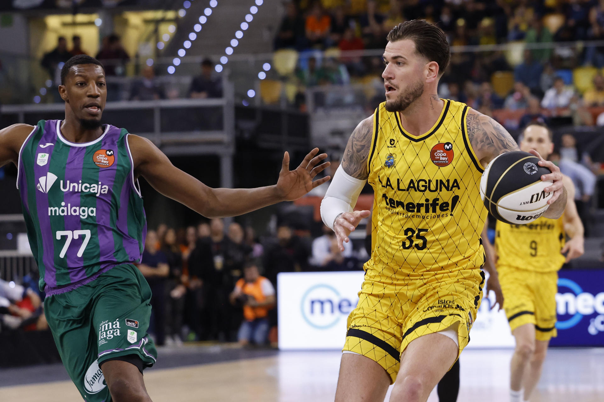 El pívot del Unicaja Yankuba Sima (i) presiona a Fran Guerra, del La Laguna Tenerife, durante el primer partido de semifinales de la Copa del Rey que Unicaja Málaga y La Laguna Tenerife disputaron en el Gran Canaria Arena, en Las Palmas de Gran Canaria. EFE/Elvira Urquijo A.