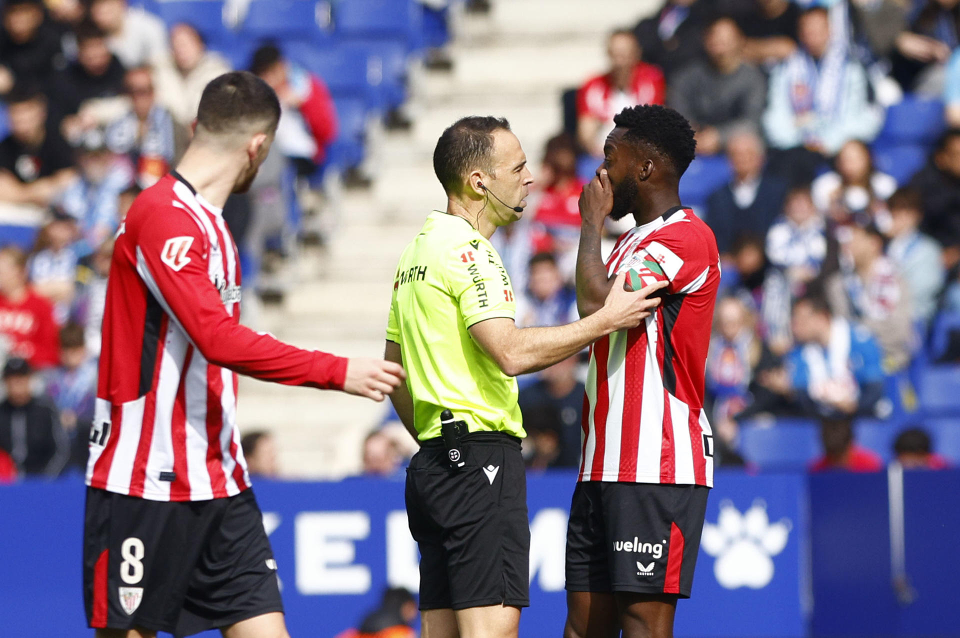 El delantero del Athletic Club Iñaki Williams (d) informa al árbitro que su compañero Maroan Sannadi ha recibido insultos racistas desde la grada, durante el partido contra el Espanyol, en Cornellá. EFE/ Quique García