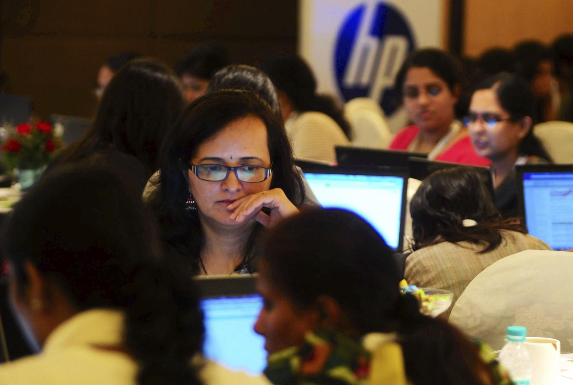 En la imagen de archivo, un grupo de ingenieras indias participa en una competición de "hacking" bajo el nombre "Resounding success" en Bangalore (India). EFE/Jagadeesh Nv