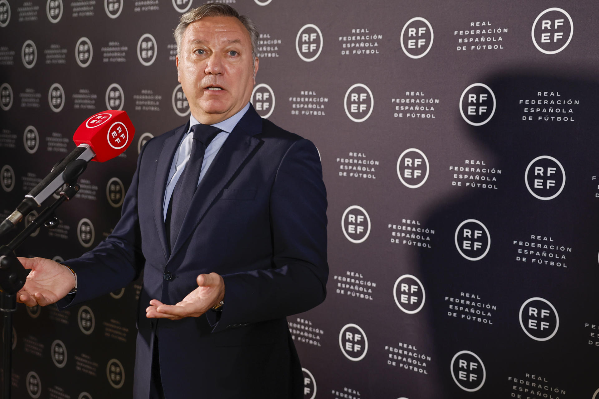El presidente del Comité Técnico de Árbitros de la Real Federación Española de Fútbol (RFEF), Luis Medina Cantalejo,en foto de archivo de Sergio Pérez. EFE