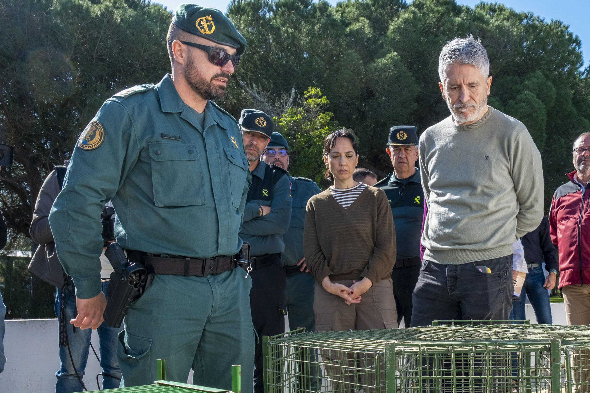 El ministro del Interior, Fernando Grande-Marlaska (d) y la directora general de la Guardia Civil, Mercedes González (c), visitan el destacamento del Servicio de Protección de la Naturaleza de la Guardia Civil en el Parque Nacional de Doñana en el Centro Administrativo El Acebuche, ubicado en Almonte (Huelva) EFE/Julián Pérez