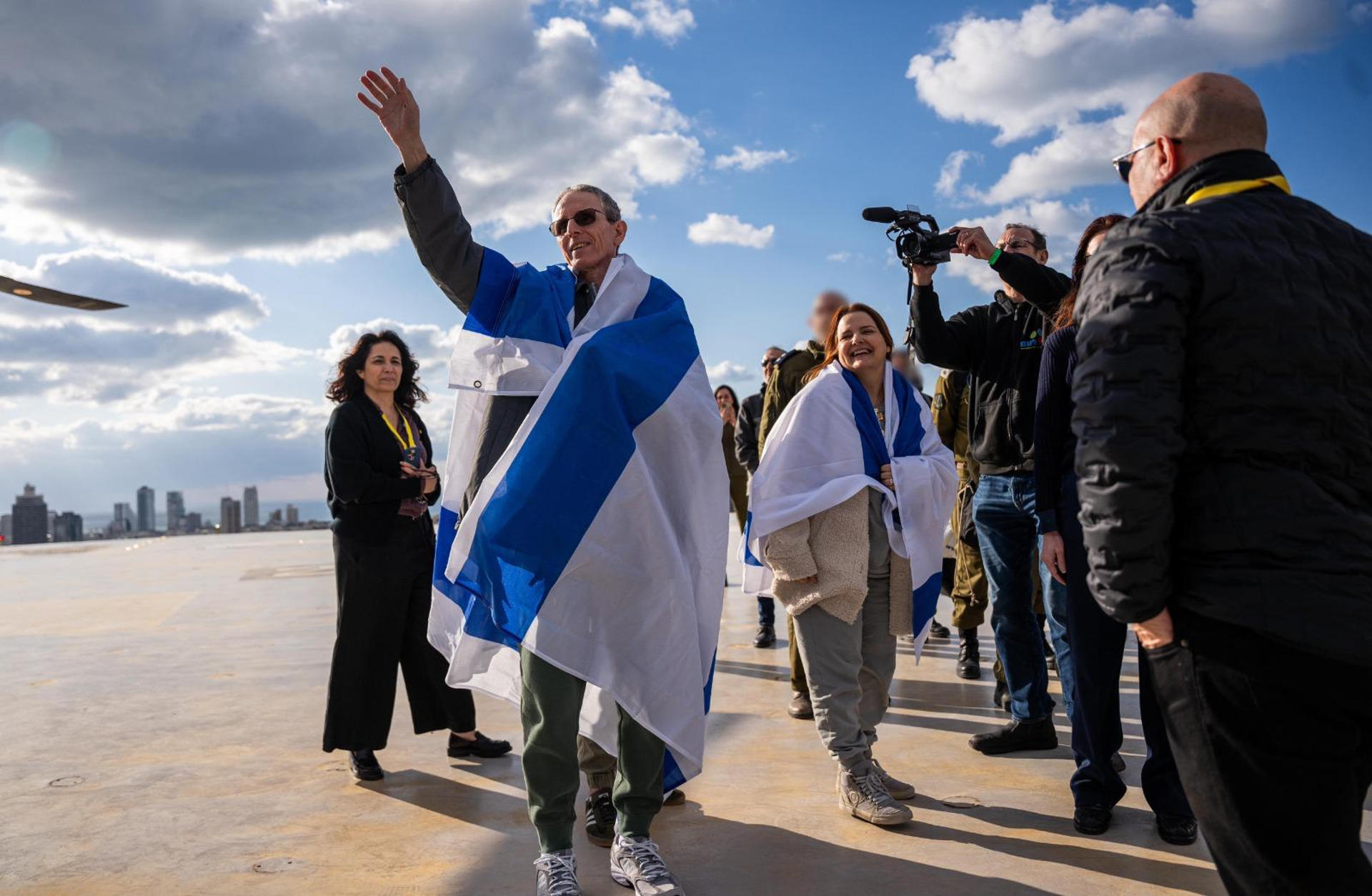 Ohad Ben-Ami (i), uno de los tres israelíes liberados . El grupo islamista Hamás e Israel completaron este pasado sábado un quinto canje en el que fueron liberados tres rehenes israelíes a cambio de 183 detenidos y presos, en un intercambio marcado por la visible malnutrición y deterioro físico de los tres excautivos, lo que azuzó la alarma del peligro vital que padecen. EFE/ GPO -SÓLO USO EDITORIAL / SÓLO DISPONIBLE PARA ILUSTRAR LA NOTICIA QUE ACOMPAÑA (CRÉDITO OBLIGATORIO)-
