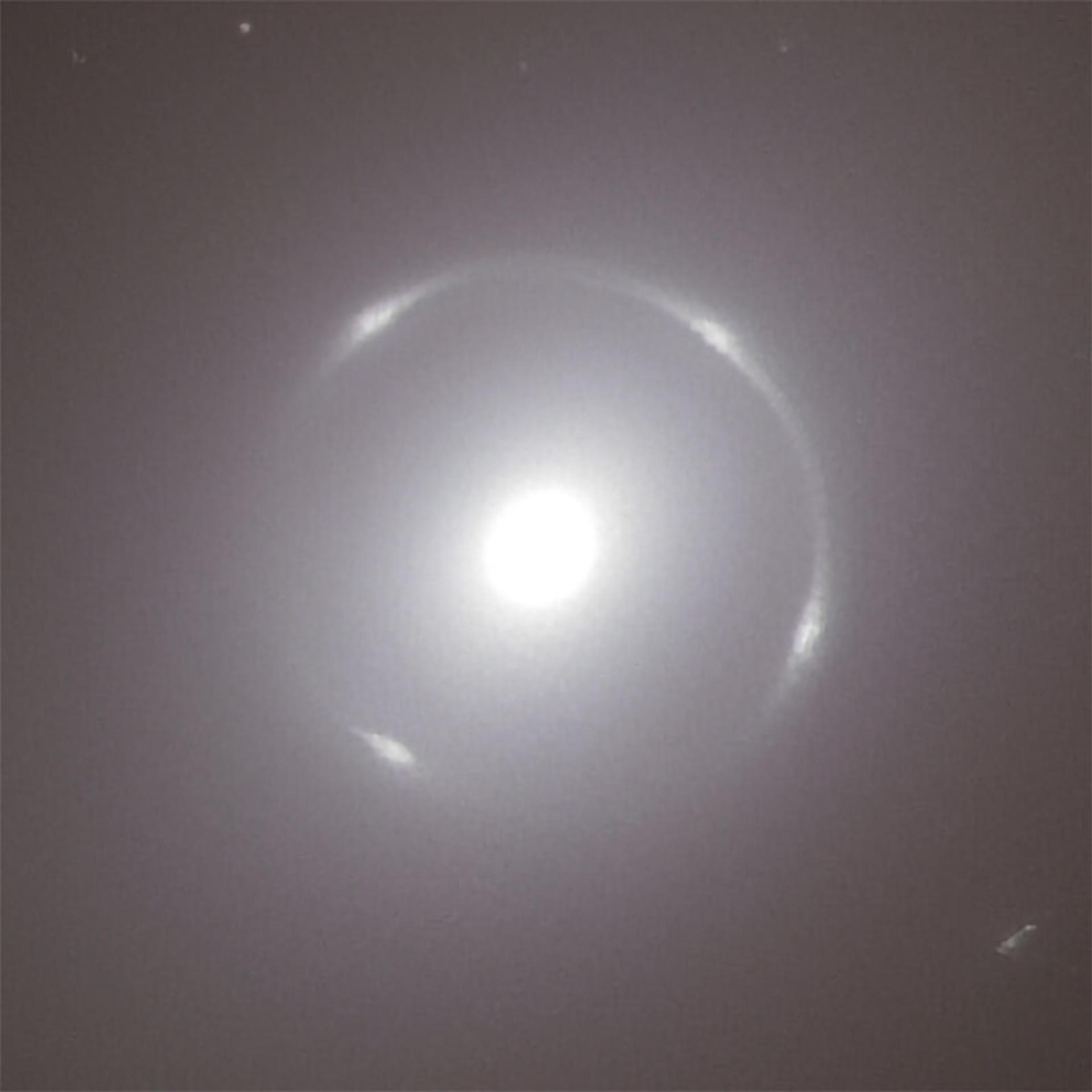 Primer plano del anillo de Einstein alrededor de la galaxia NGC 6505. Imagen cedida por la ESA