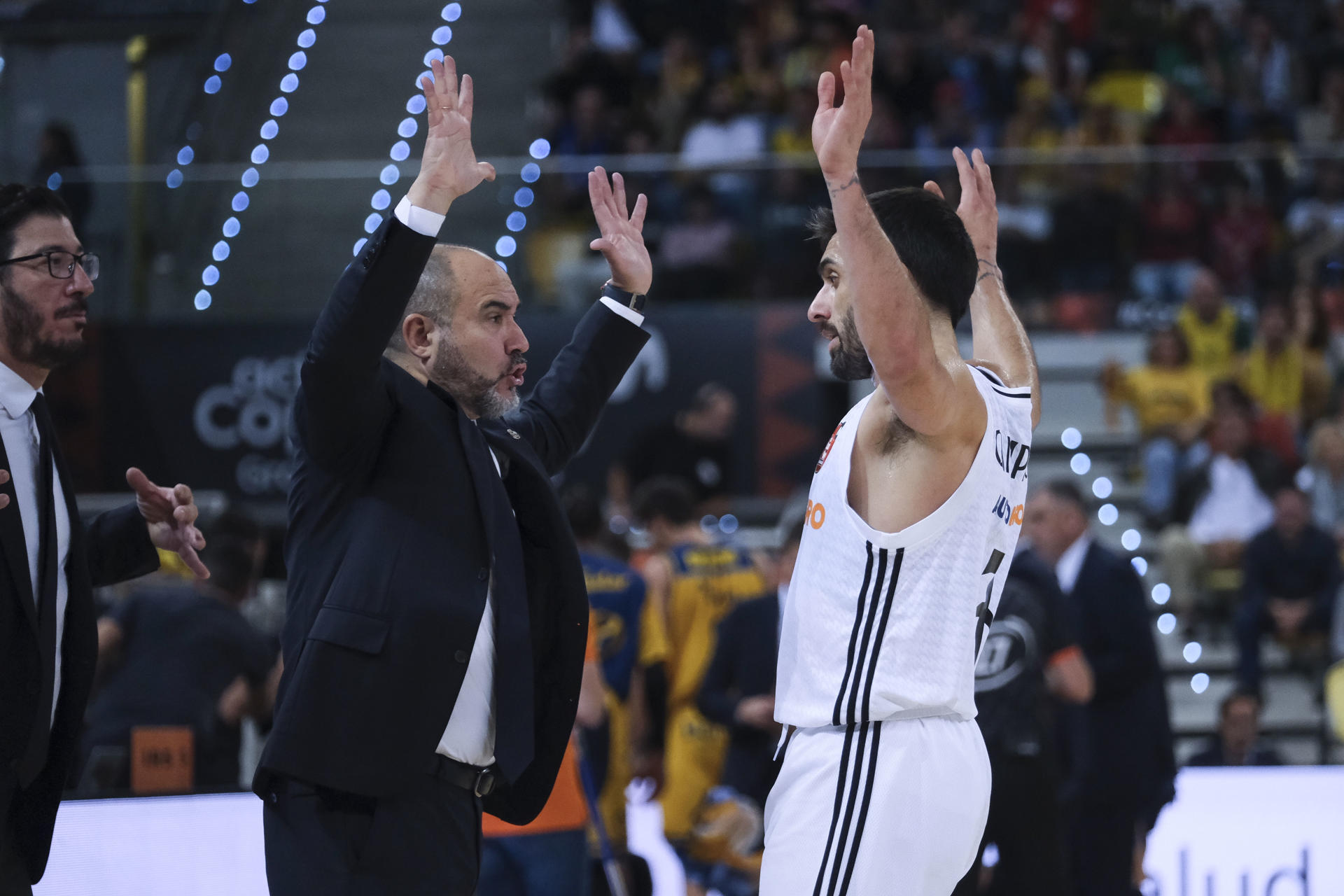 .- El entrenador del Real Madrid Chus Mateo (i) celebra con Facu Campazzo durante el partido de semifinal de la Copa del Rey que Dreamland Gran Canaria y Real Madrid disputaron en el Gran Canaria Arena, en Las Palmas de Gran Canaria.-EFE/ Angel Medina G.