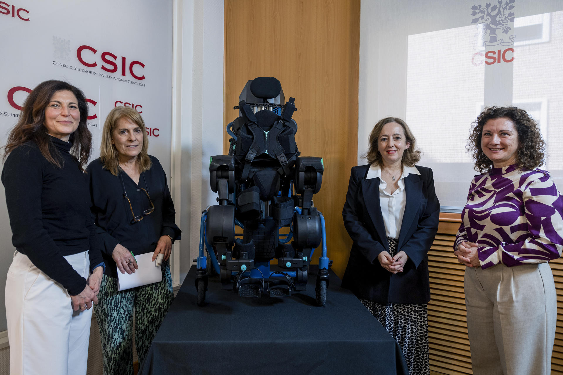 Raquel Yotti (i), comisionada del PERTE para la Salud de Vanguardia; Olga Arroyo, jefa del Servicio de Rehabilitación del Hospital Universitario Gregorio Marañón y presidenta de la Sociedad Española de Rehabilitación Infantil; Eloísa del Pino (2d), presidenta del Consejo Superior de Investigaciones Científicas (CSIC) y Elena García Armada, investigadora científica y CEO de Marsi Bionics, durante la presentación este martes en Madrid de Explorer, un nuevo prototipo pediátrico desarrollado de forma conjunta por el CSIC, varios hospitales madrileños y Marsi Bionics. Los exoesqueletos de última tecnología permiten a muchos niños con parálisis cerebral moverse con libertad y vivir con más independencia. EFE/ Daniel Gonzalez