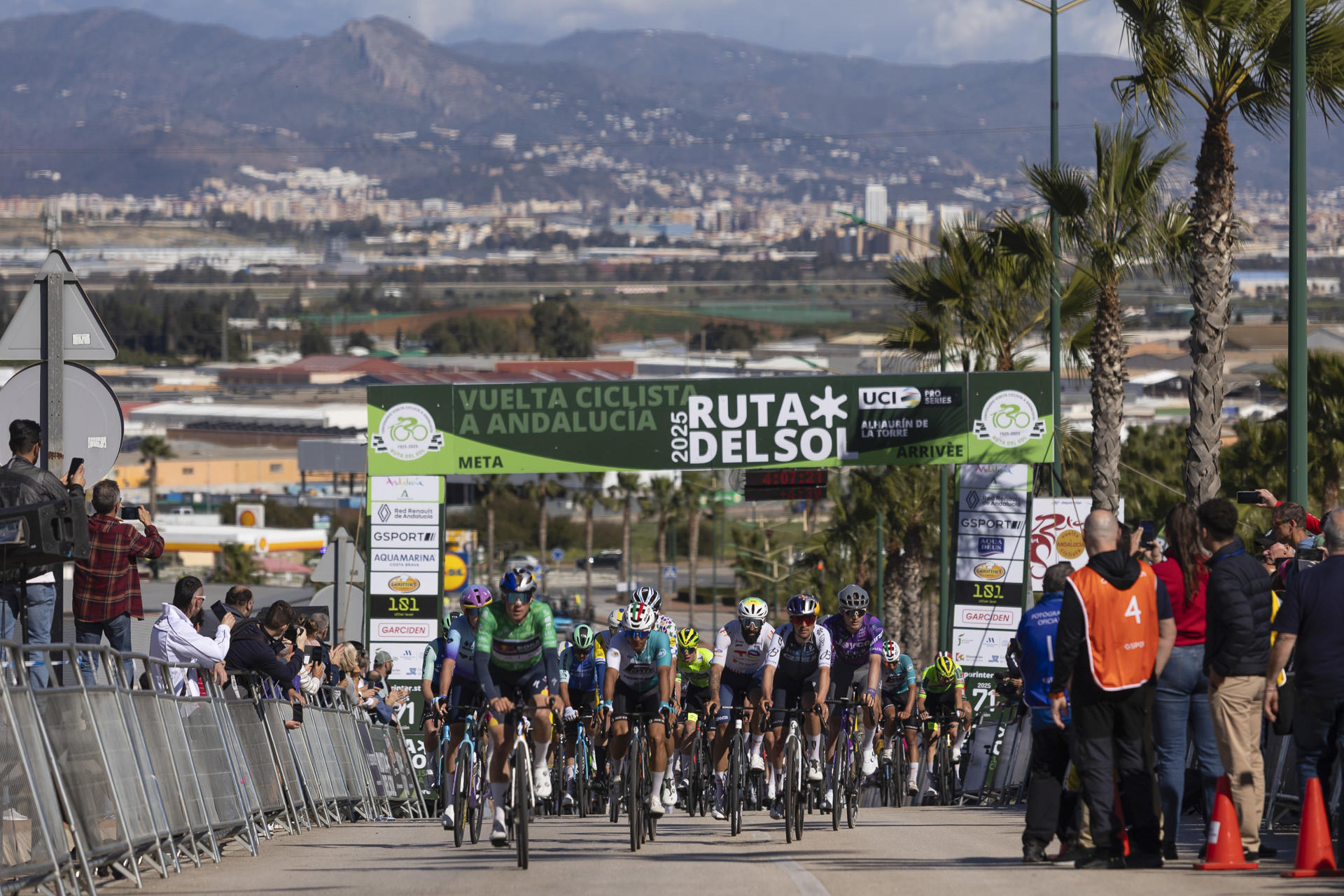 Llegada del pelotón en la cuarta etapa de la 71 edición de la Vuelta a Andalucía-Ruta del Sol, que conmemora el centenario de la primera, disputada en 1925, hoy con inicio en Córdoba y final en Alhaurín de la Torre con un trazado de 194,3 kilómetros. EFE/Carlos Díaz