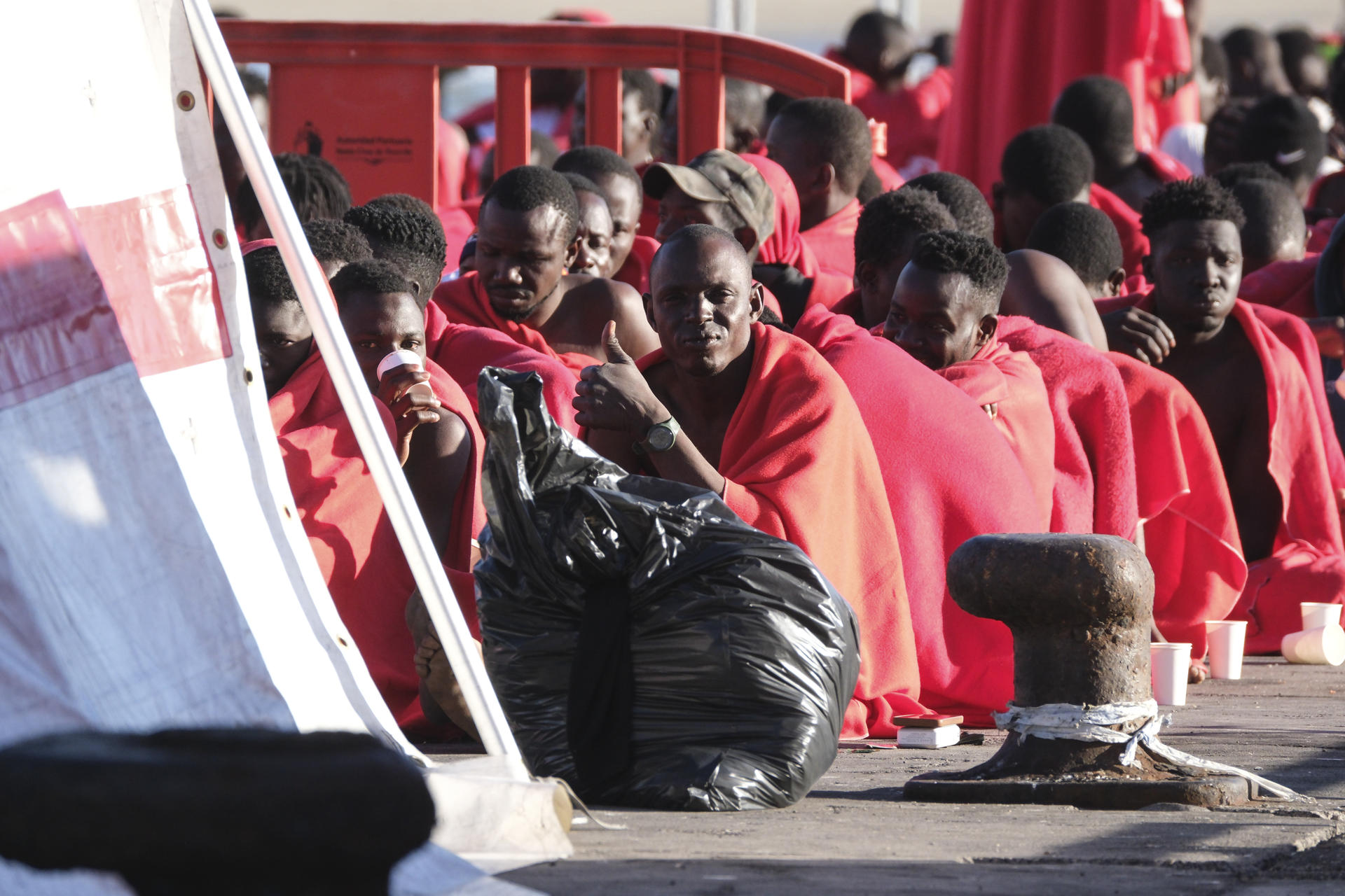 Salvamento Marítimo ha rescatado este miércoles a 224 personas de dos cayucos que navegaban al sur de El Hierro y las ha traslado a puerto de Las Cristianos, en Tenerife, donde han sido atendidos por personal de Cruz Roja.EFE/ Alberto Valdés