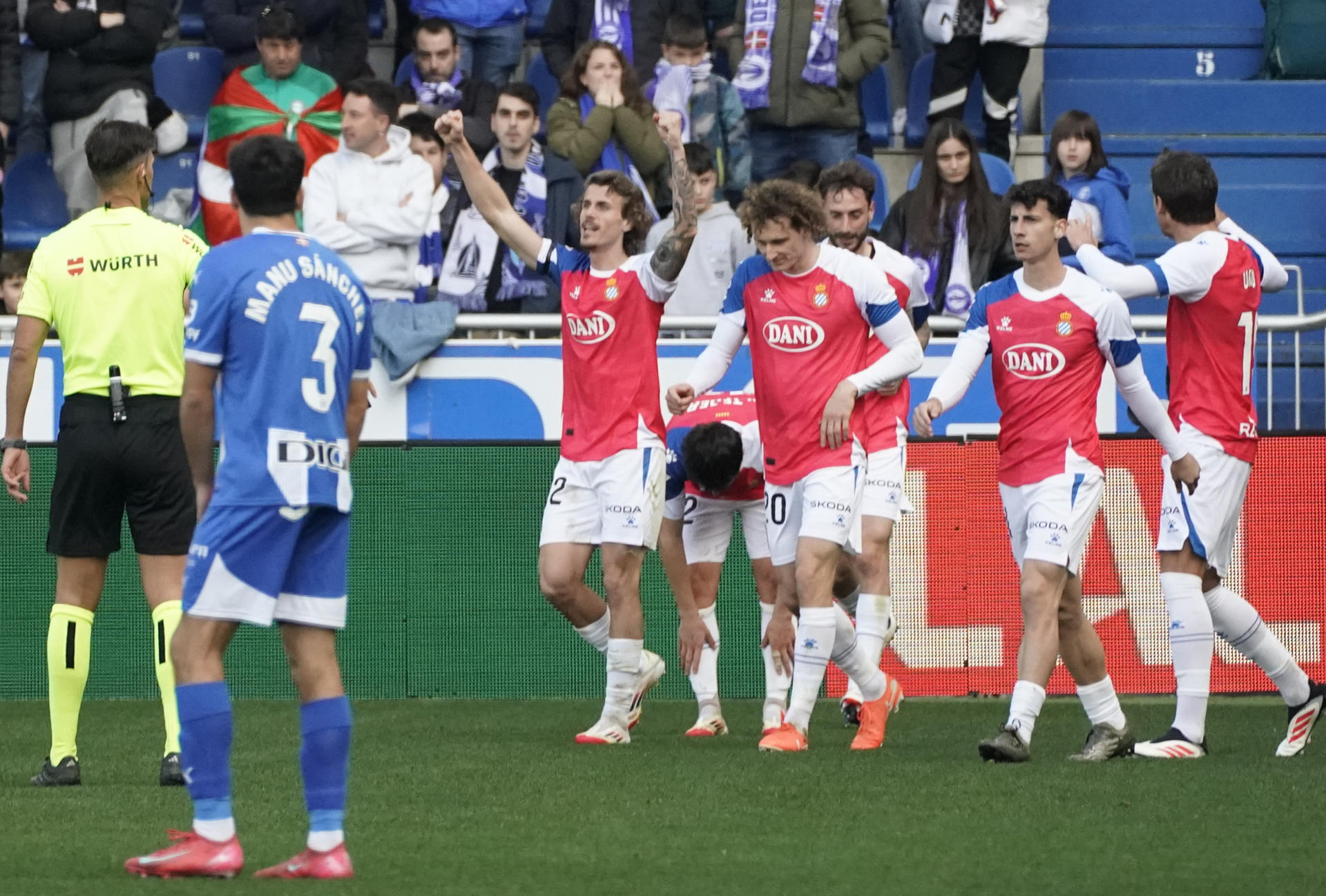 Los jugadores del Espanyol celebran el primer gol de su equipo durante el partido ante el Alavés, de LaLiga este sábado en el estadio de Mendizorroza, en Vitoria. EFE/L. Rico