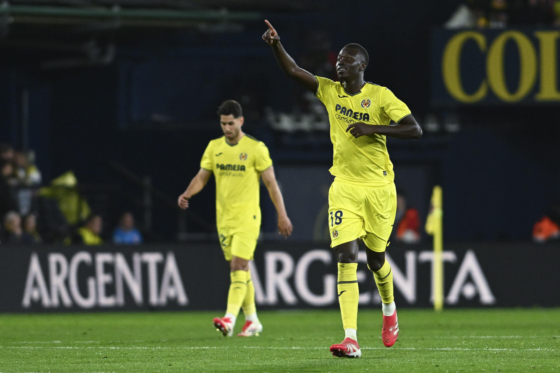 El centrocampista del Valencia CF Pape Alassane Gueye celebra su gol durante el partido de la jornada 24 de LaLiga entre el Villarreal CF y el Valencia CF, este sábado en el estadio de la Cerámica.- EFE/ Andreu Esteban