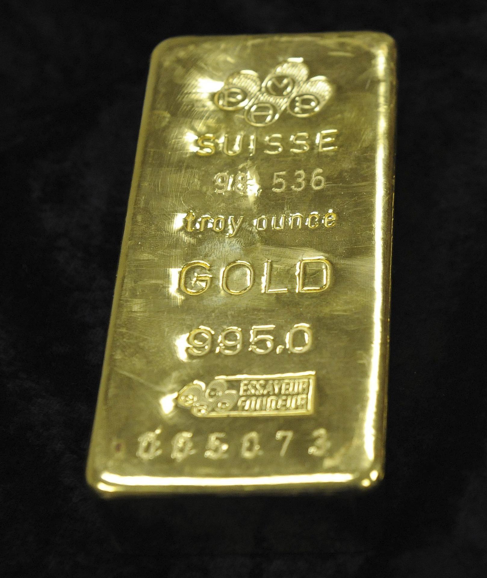 Imagen de archivo de un lingote de oro. EFE/Andrew Gombert