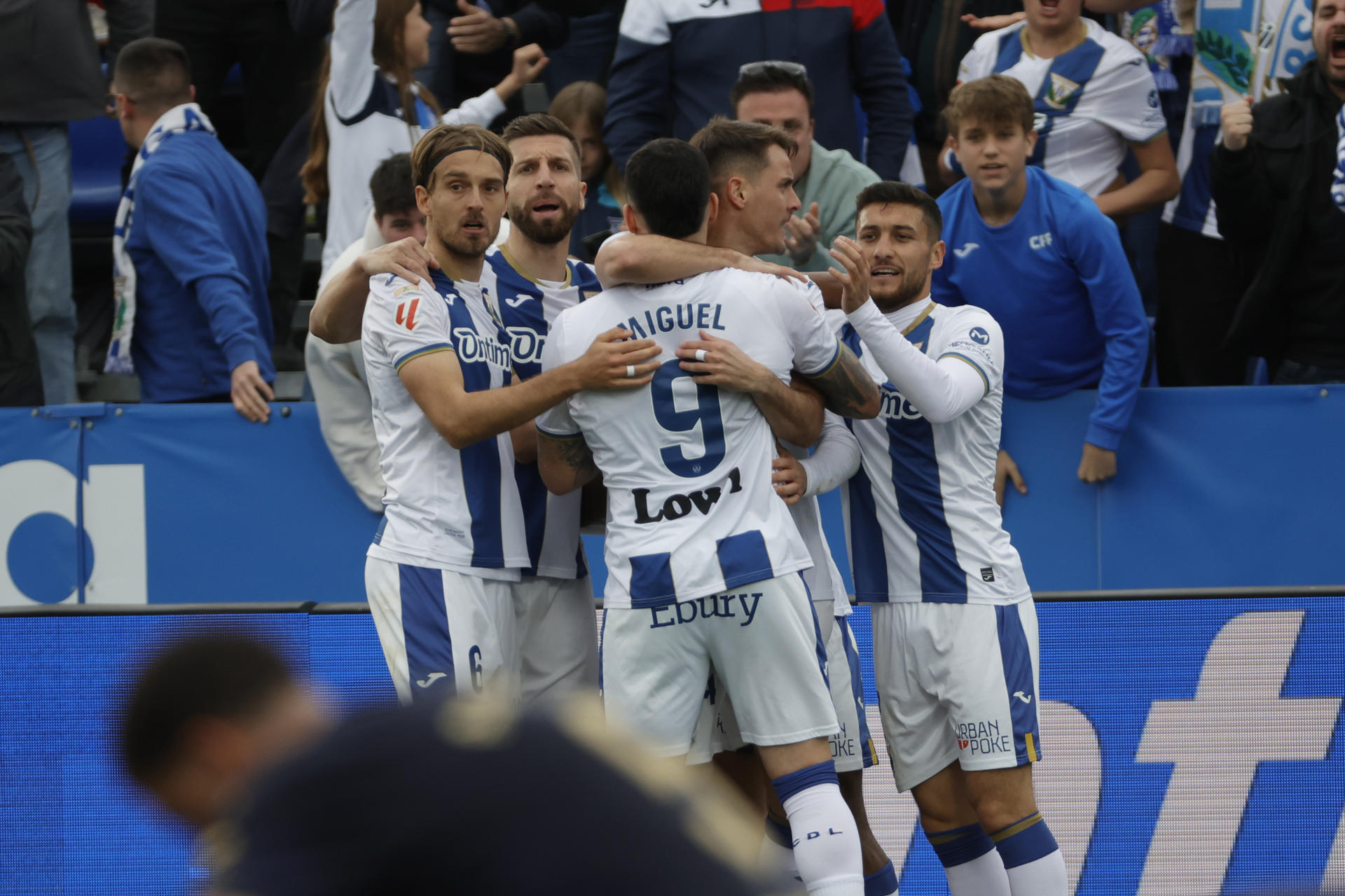 Los jugadores de Leganés celebran el gol del empate frente al Alavés, durante el partido de la jornada 24 de la LaLiga EA Sports, disputado en el estadio de Estadio de Butarque de Leganés (Madrid).- EFE/ Zipi