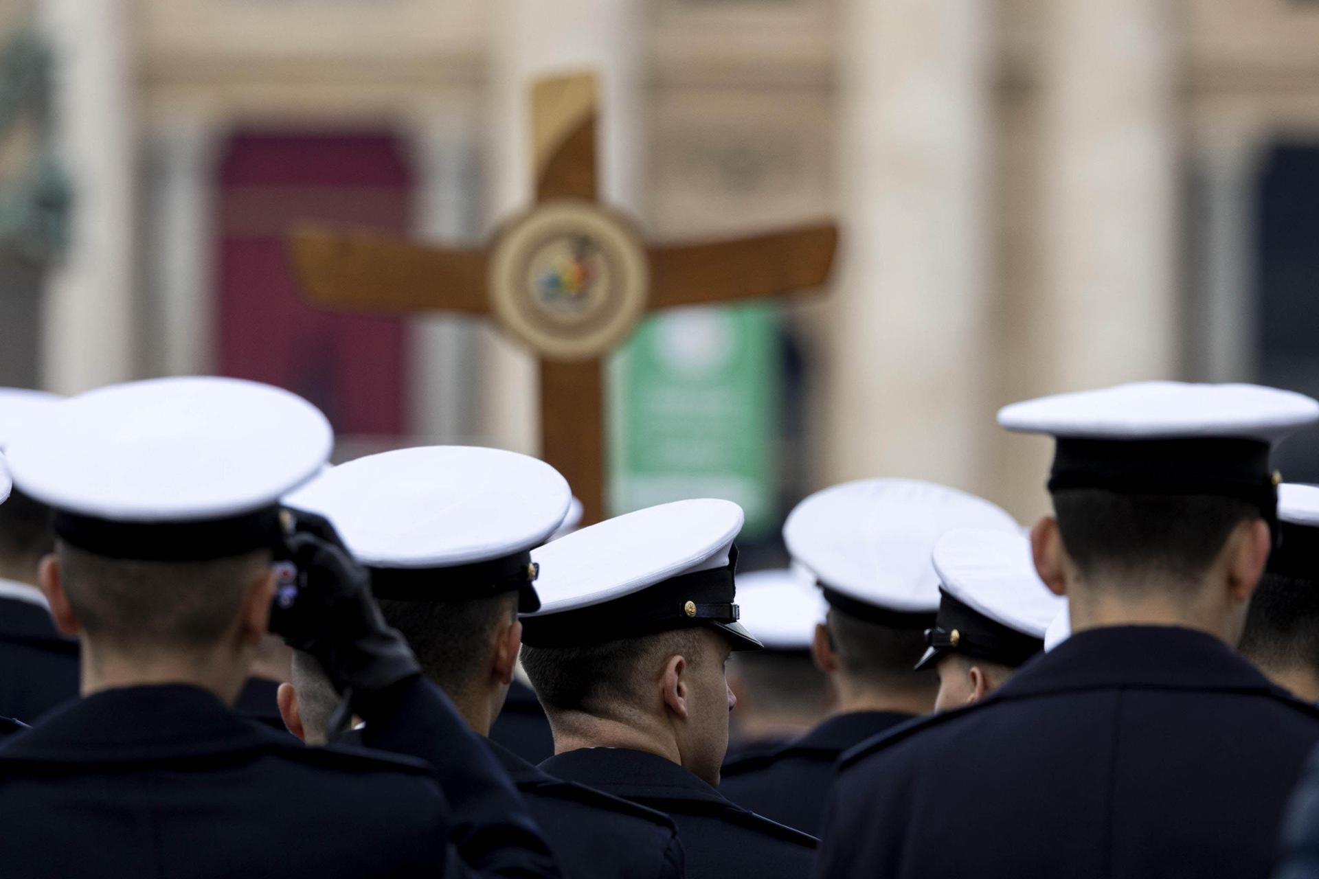 Soldados y policías cruzan la Puerta Santa vaticana por el Jubileo de las Fuerzas Armadas.EFE/EPA/MASSIMO PERCOSSI