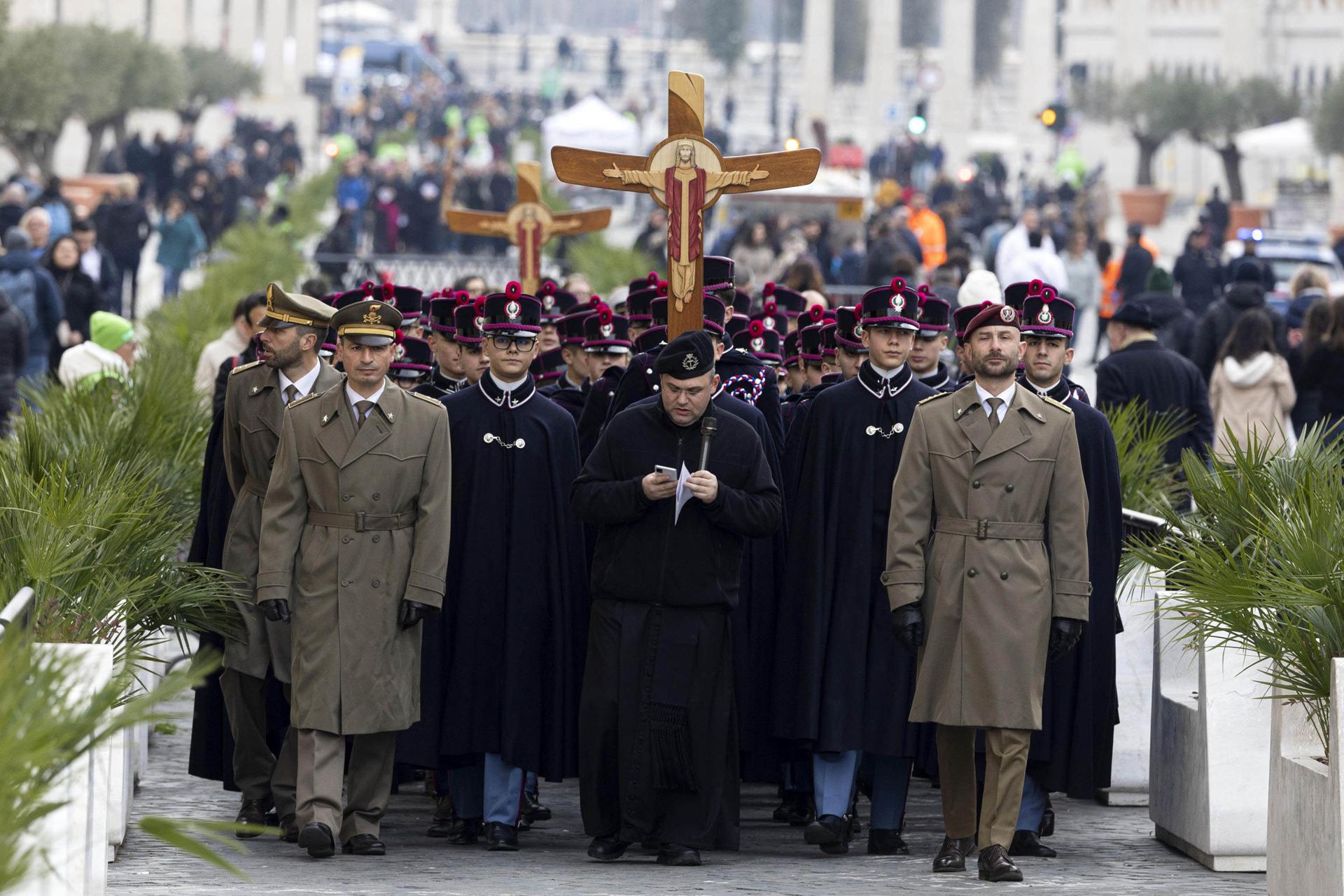 Soldados y policías cruzan la Puerta Santa vaticana por el Jubileo de las Fuerzas Armadas. EFE/EPA/MASSIMO PERCOSSI