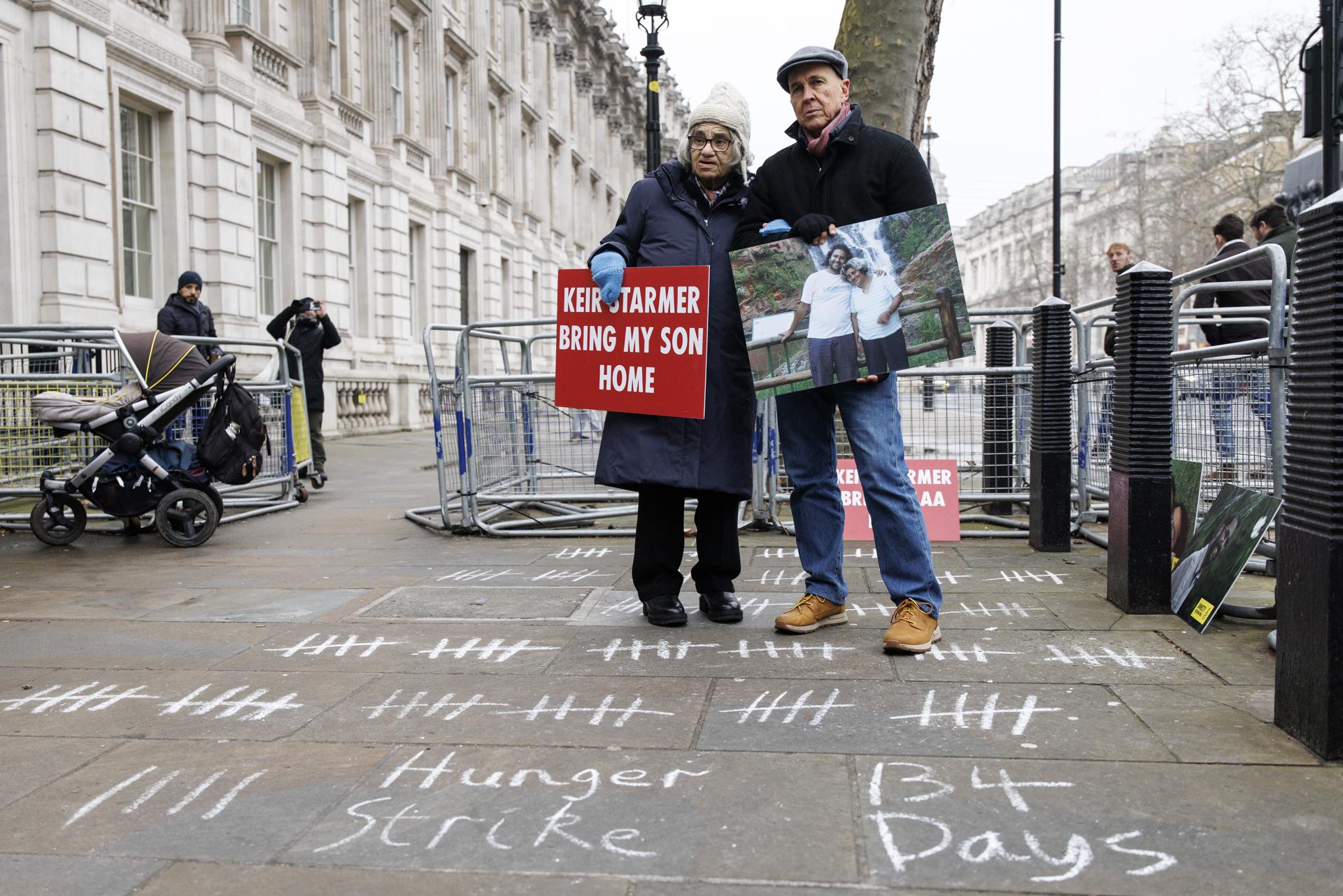 La activista egipcia Laila Soueif (izquierda) y el periodista lativo-australiano Peter Greste (derecha) posan para los miembros de los medios con carteles de tiza marcando los días de su huelga de hambre frente a Downing Street, después de hacer una declaración sobre su hijo, el activista político y periodista egipcio-británico Alaa Abdel Fattah, en Londres, Reino Unido, el 10 de febrero de 2025. Laila Soueif se encuentra en el día 134 de su huelga de hambre para exigir al gobierno británico que avance más en la liberación de su hijo, quien ha estado encarcelado en Egipto durante más de cinco años, y su regreso a Gran Bretaña. Egipto, Reino Unido, Londres EFE/EPA/TOLGA AKMEN