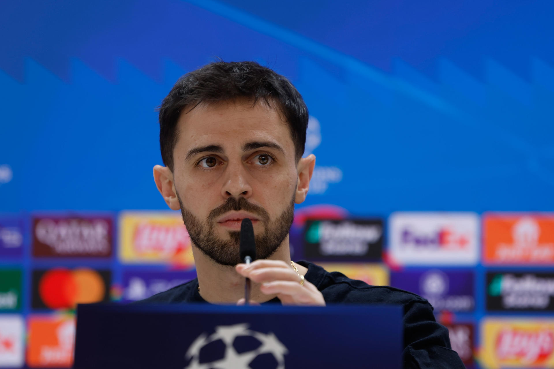 El centrocampista portugués del Manchester City, Bernardo Silva, durante la rueda de prensa en la víspera del partido de vuelta de la ronda de acceso a los octavos de final de la Liga de Campeones que enfrenta a su equipo con el Real Madrid, este martes en el estadio Santiago Bernabéu. EFE/ Juanjo Martín