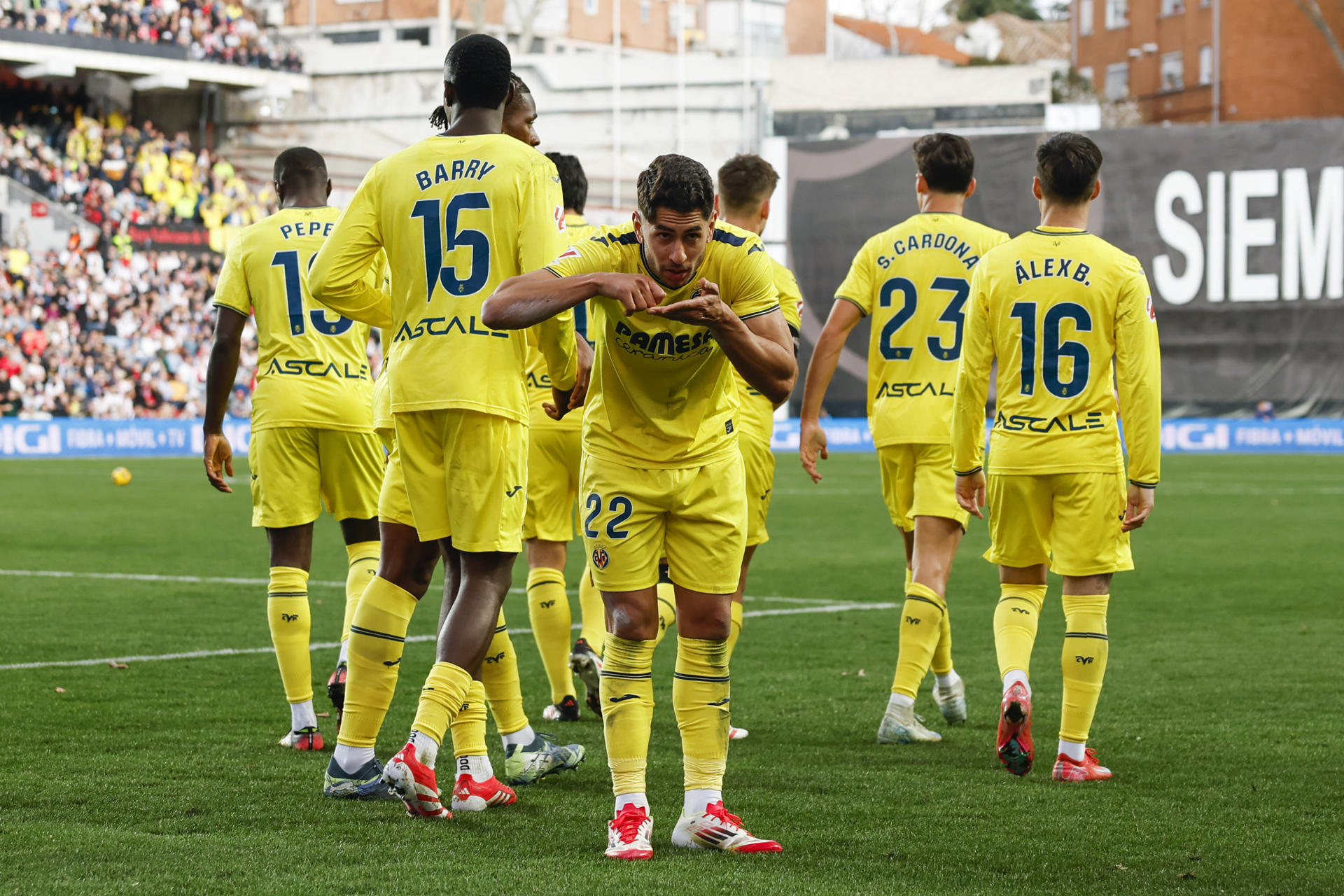 El delantero del Villarreal Ayoze Pérez (c) celebra el primer gol de su equipo en el partido de LaLiga ante el Rayo que se disputó en el estadio de Vallecas. EFE/ Kiko Huesca