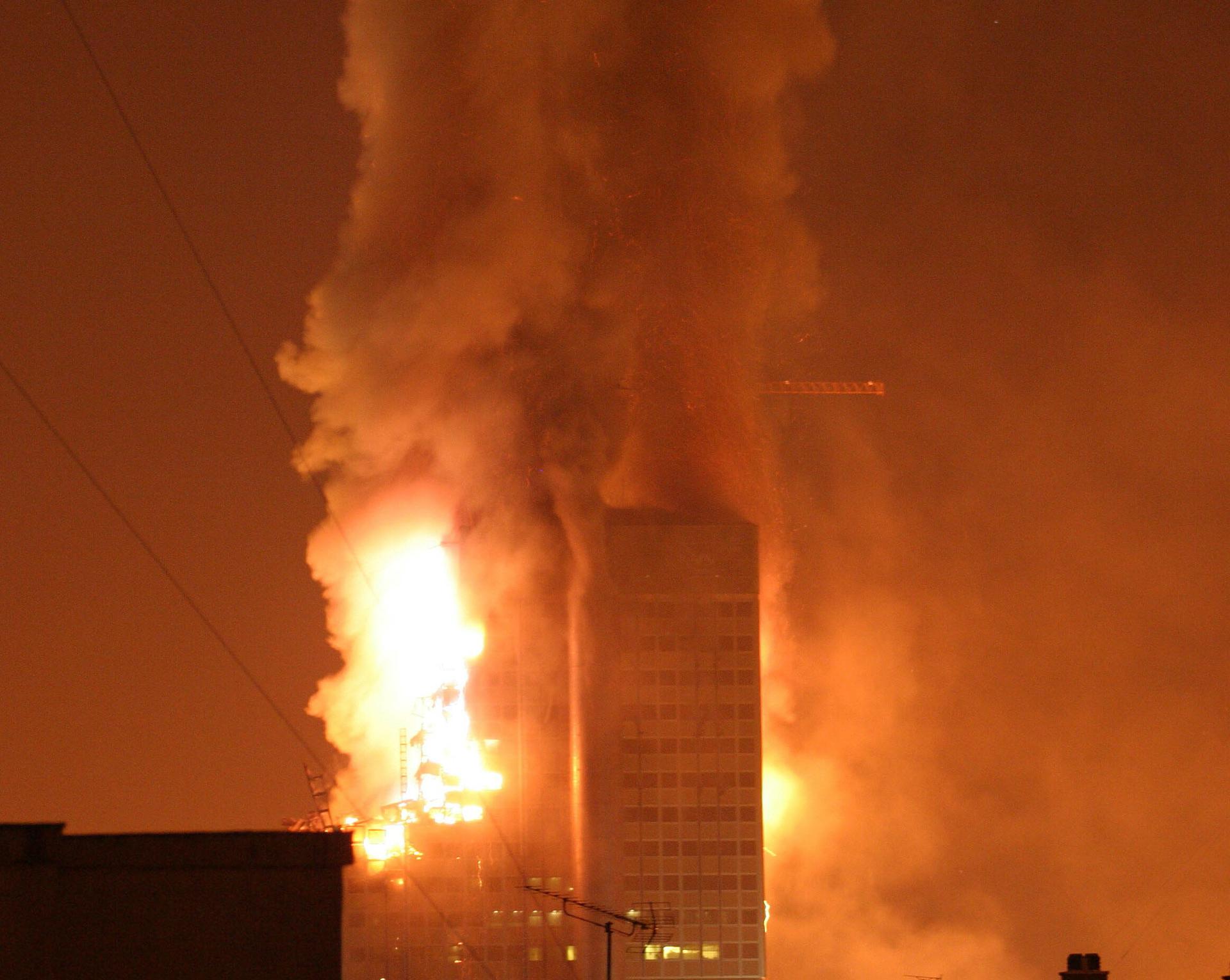 Imagen de las llamas incendio de la torre Windsor.- EFE/CARLOS DEL OLMO