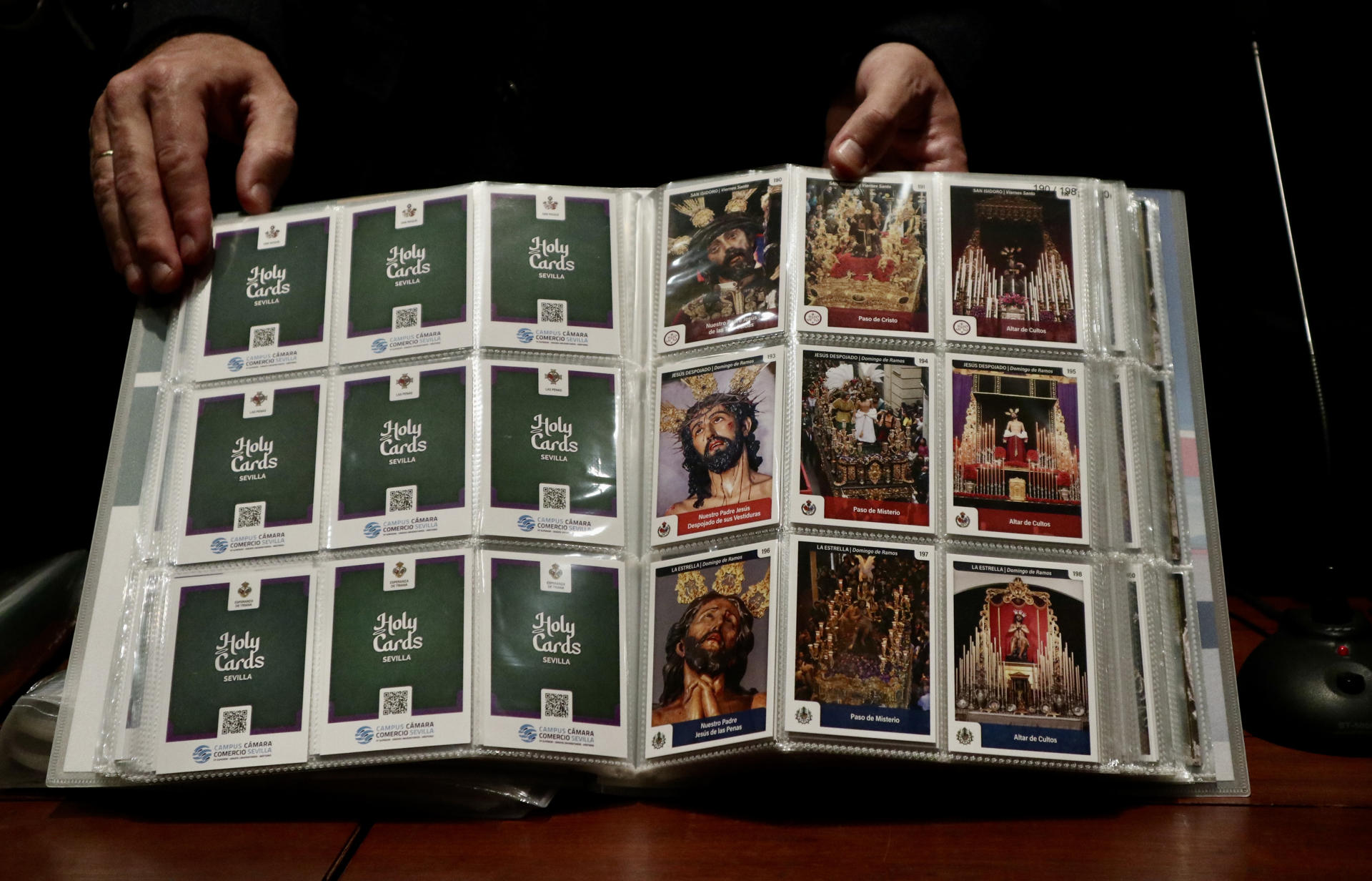 Presentación en Zamora de las colecciones de cromos tipo carta de sus celebraciones de Semana Santa, que se comercializarán a partir del próximo año. EFE/Mariam A. Montesinos