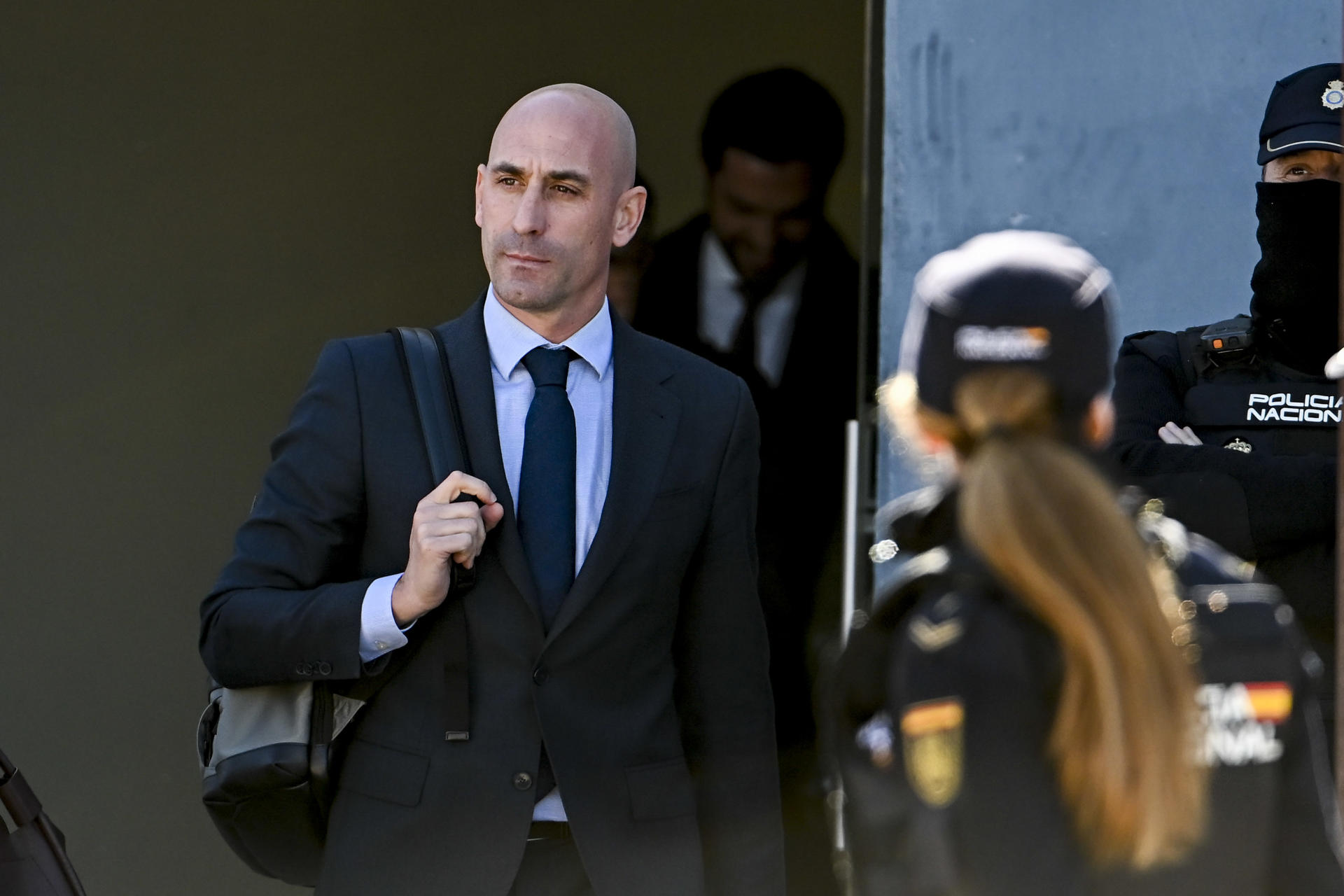 El expresidente de la Real Federación Española de Fútbol (RFEF) Luis Rubiales, a su salida de la sede de la Audiencia Nacional en San Fernando de Henares (Madrid), tras la tercera jornada del juicio que se sigue contra él por agresión sexual y coacciones a la futbolista Jenni Hermoso. EFE/Fernando Villar
