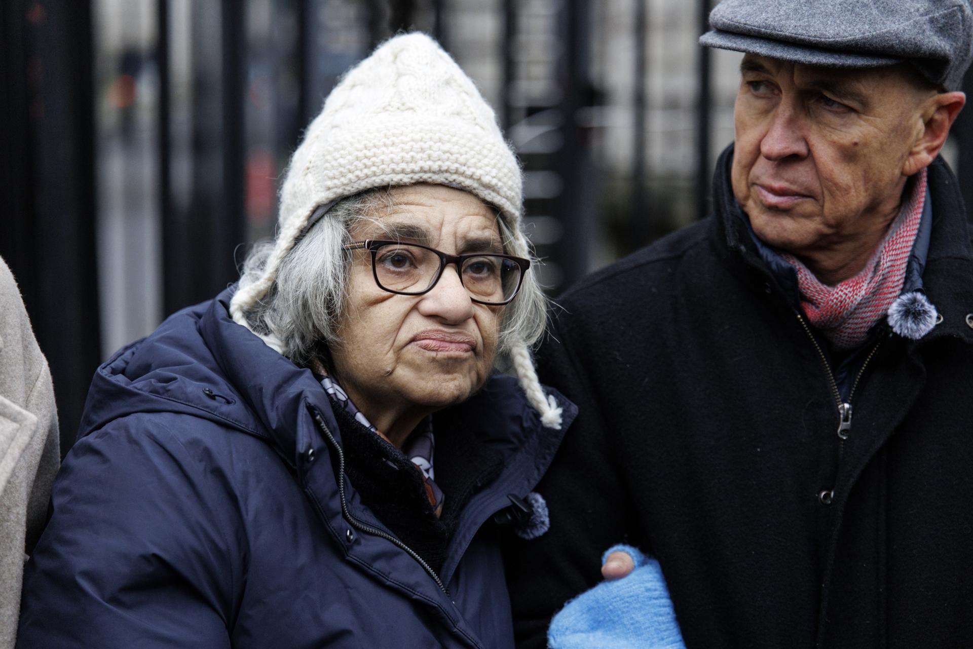 La activista egipcia Laila Soueif (izquierda) observa mientras ofrece una declaración a los miembros de los medios de comunicación frente a Downing Street sobre su hijo, el activista político egipcio-británico Alaa Abdel Fattah, en Londres, Reino Unido, 10 de febrero de 2025. Laila Soueif se encuentra en el día 134 de su huelga de hambre para exigir al gobierno británico que haga más avances en la liberación de su hijo, quien ha estado encarcelado en Egipto durante más de cinco años, y su regreso a Gran Bretaña. (Egypto, Reino Unido, Londres) EFE/EPA/TOLGA AKMEN