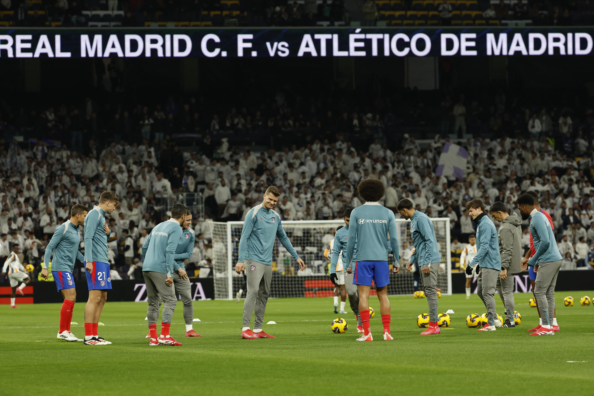 Los jugadores del Atlético de Madrid durante el calentamiento previo al encuentro correspondiente a la jornada 23 de Laliga EA Sports que disputaron Real Madrid y Atlético de Madrid en el estadio Santiago Bernabéu, en Madrid. EFE / Chema Moya.