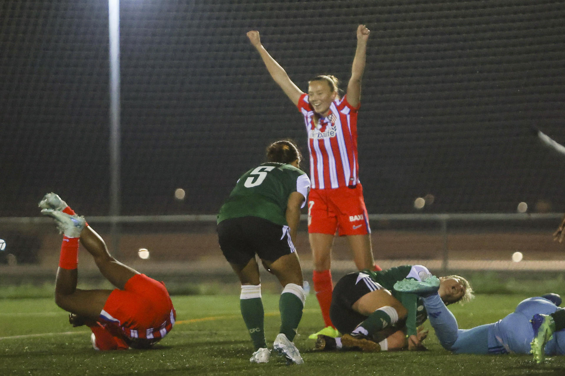 La delantero del Atlético Synne Jensen (3-i) celebra el primer gol ante el Cacereño, durante el partido de cuartos de final de la Copa de la Reina que CP Cacereño y Atlético de Madrid disputaron en el Complejo Deportivo Manuel Sánchez Delgado, en Cáceres. EFE/Jero Morales