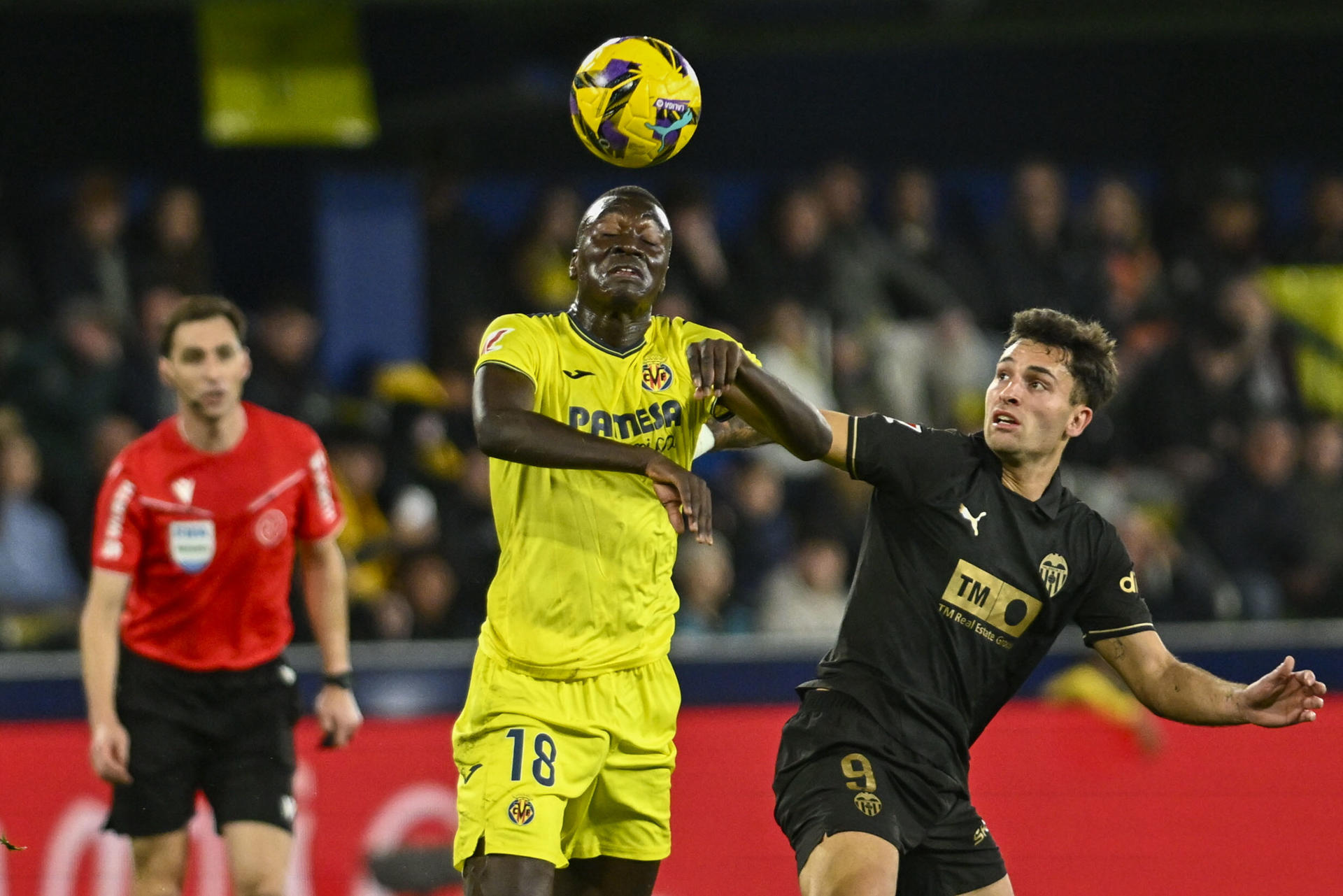 - El delantero del Valencia Hugo Duro (d) lucha el balón con Pape Alassane Gueye, del Villarreal, durante el partido de la jornada 24 de LaLiga entre el Villarreal CF y el Valencia CF, este sábado en el estadio de la Cerámica.- EFE/ Andreu Esteban