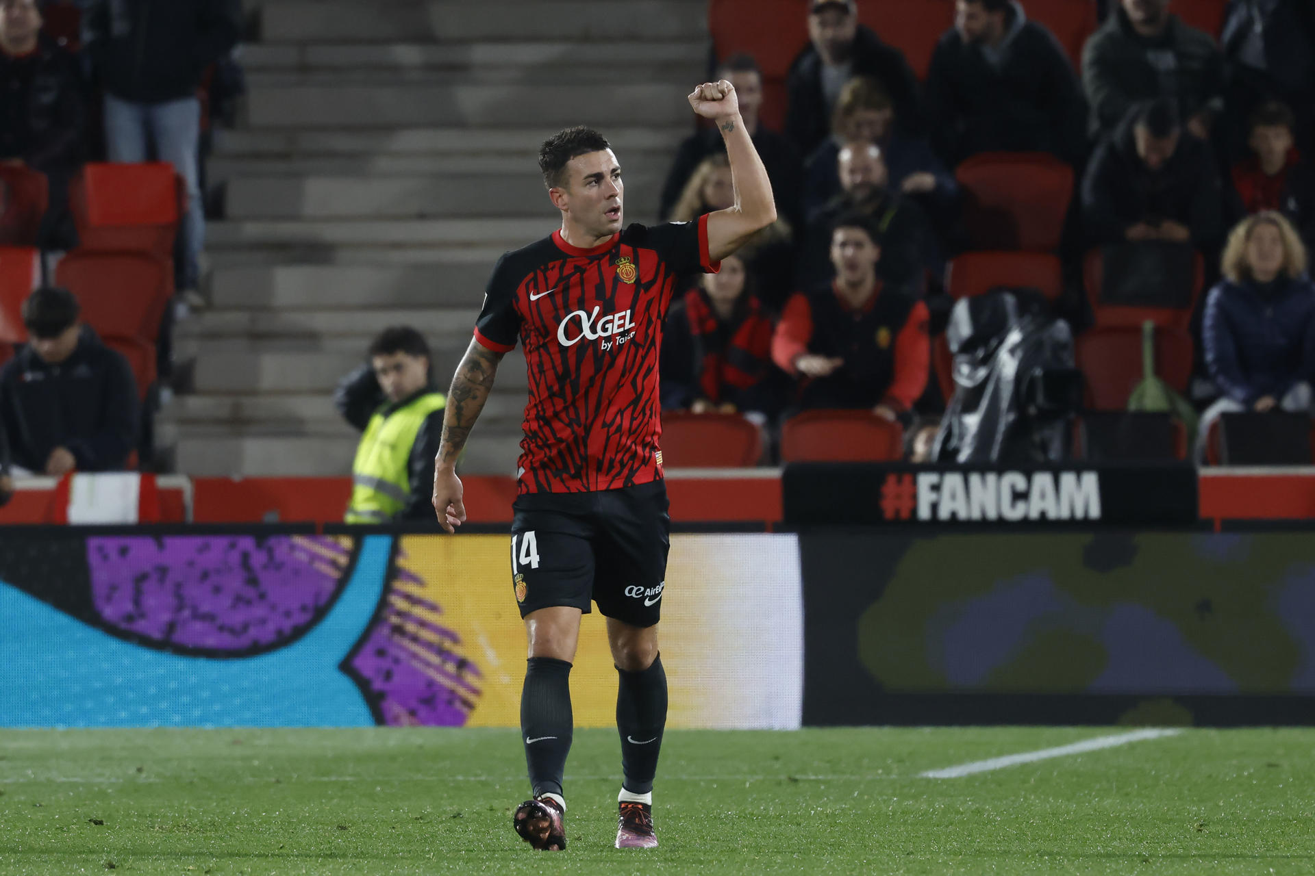 El centrocampista del Mallorca Dani Rodríguez celebra su gol durante el partido de la jornada 24 de LaLiga EA Sports entre el RCD Mallorca y la UD Las Palmas, este domingo en el Estadi Mallorca Son Moix .-EFE/ Cati Cladera