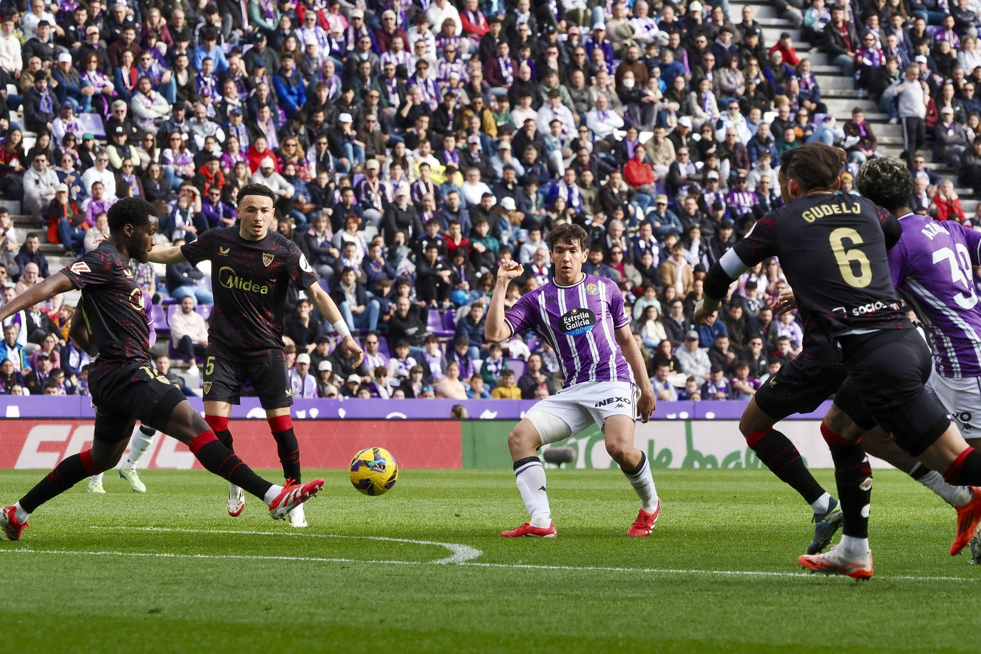 El centrocampista del Sevilla Lucien Agoume (i), durante el partido de la jornada 24 de LaLiga EA Sports entre el Valladolid y el Sevilla, este domingo en el estadio José Zorrila.-EFE/R. García