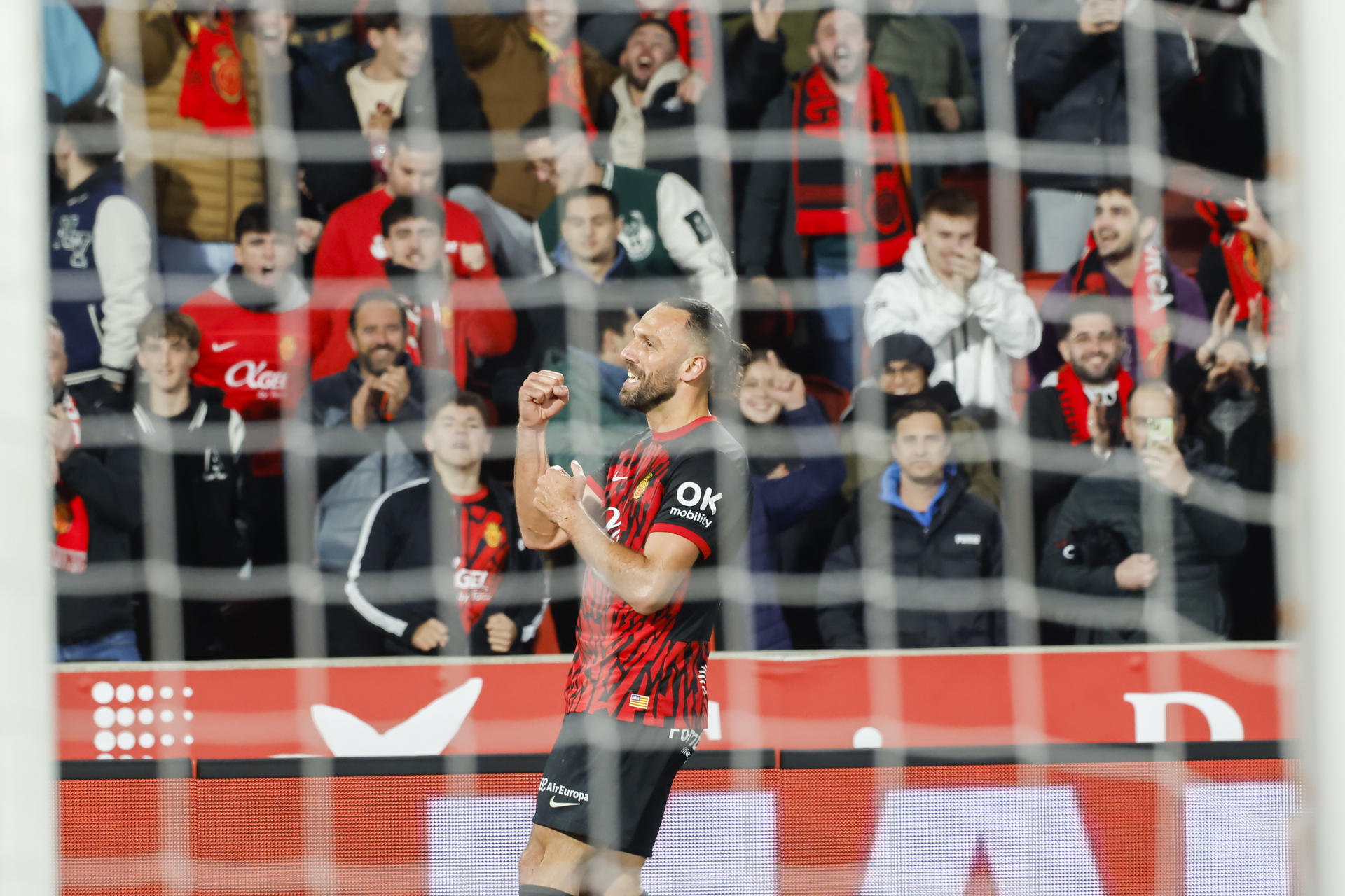El delantero kosovar del RCD Mallorca, Vedat Muriqi, tras conseguir el primer gol de su equipo durante el encuentro correspondiente a la jornada 23 de Laliga EA Sports que disputaron RCD Mallorca y Osasuna en el estadio de Son Moix, en la capital balear. EFE/CATI CLADERA.
