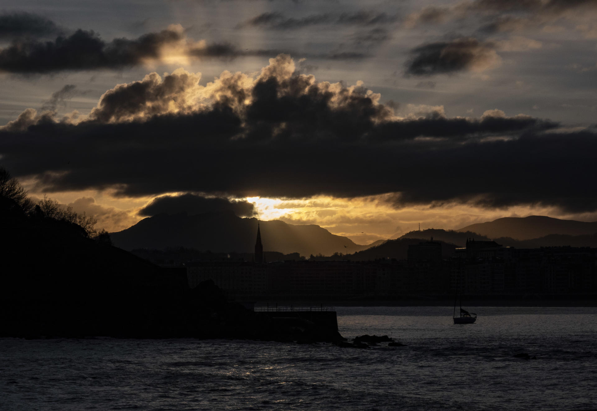 Vista del amanecer este miércoles en San Sebastián.EFE/Javier Etxezarreta