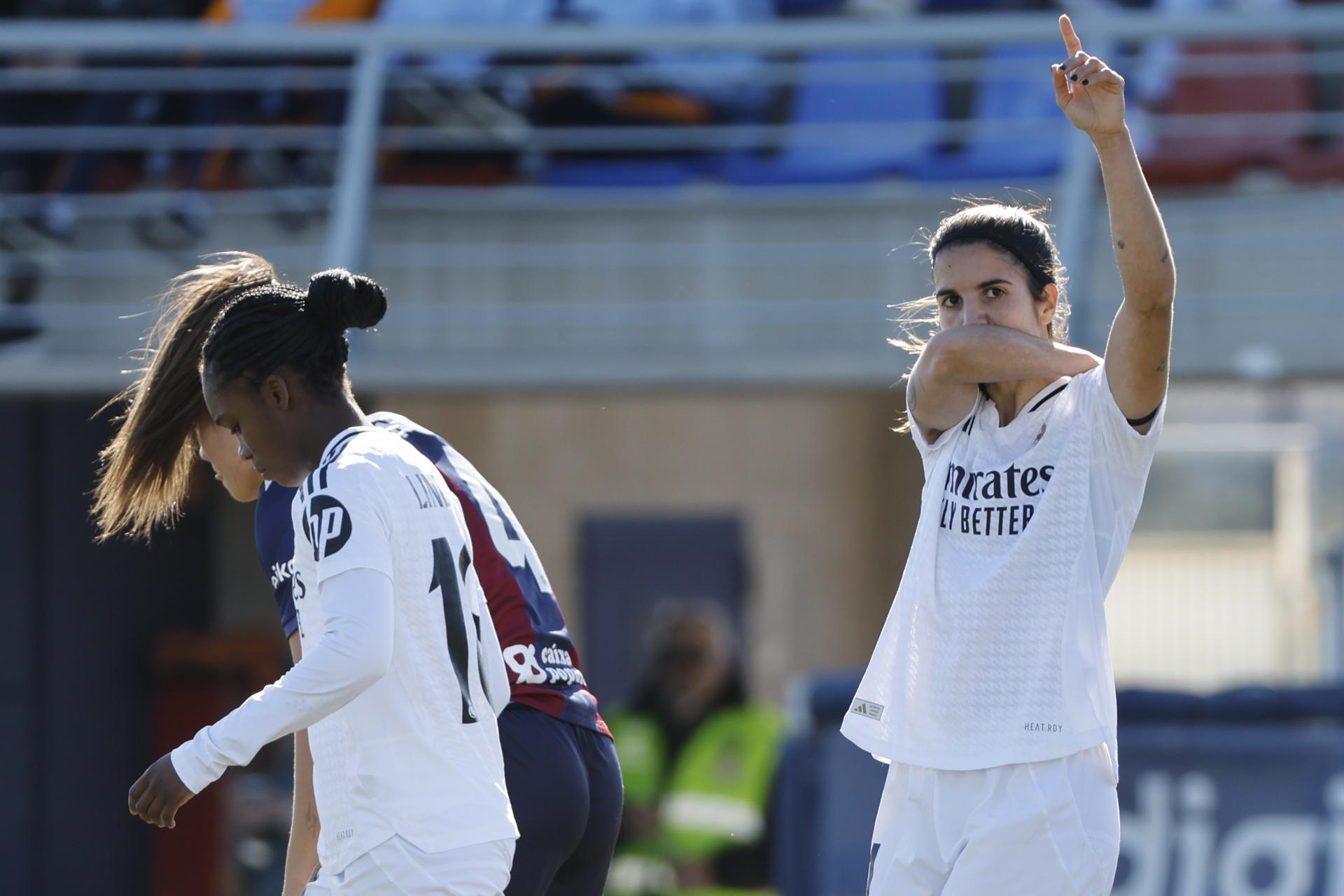 La delantera del Real Madrid Redondo (11) celebra el segundo gol durante el encuentro que ambos equipos disputan este sábado en Ciudad Deportiva de Buñol, correspondiente a la jornada 18 de la LigaF. EFE/ Ana Escobar