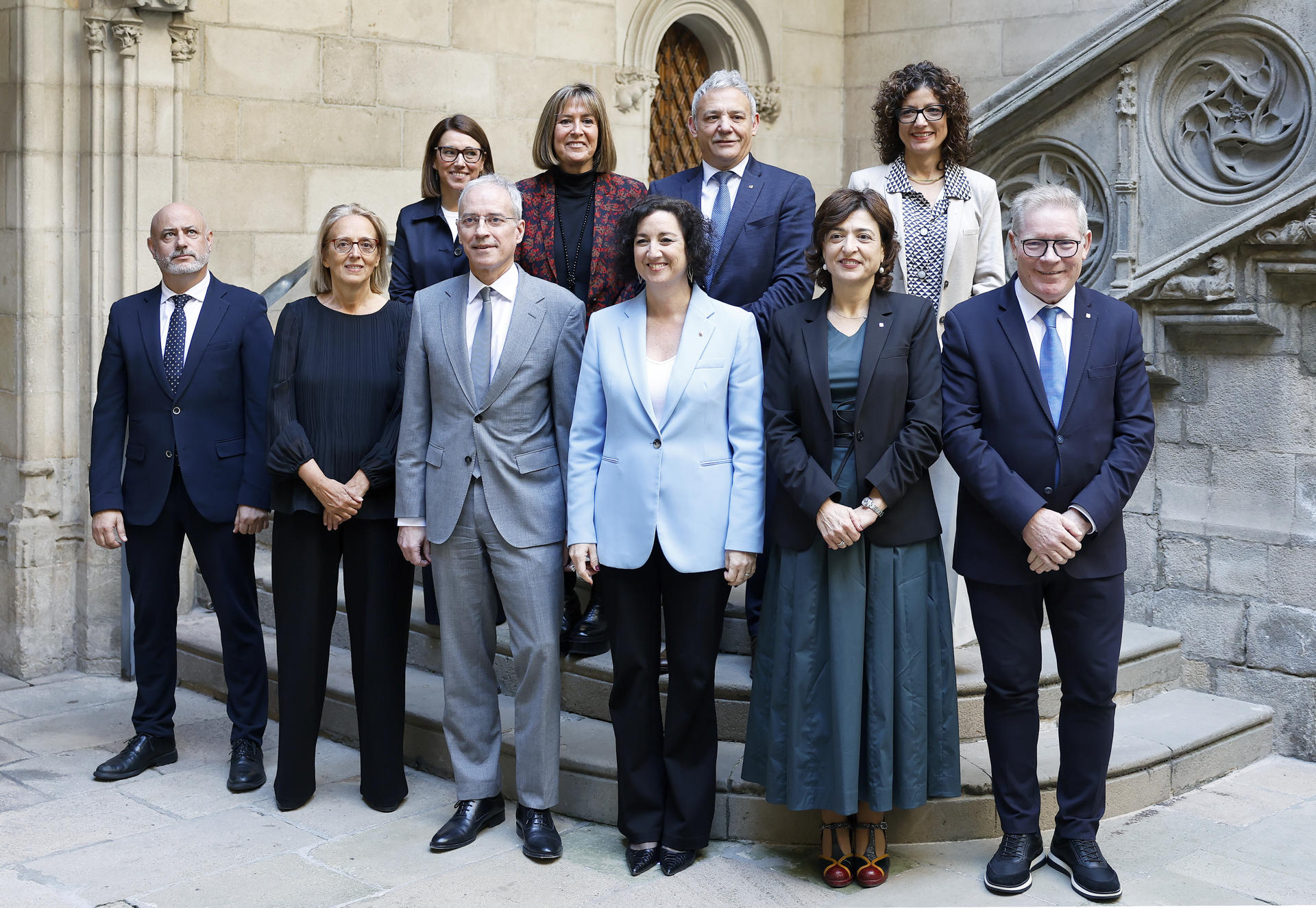 Foto de familia de los participantes en la reunión de la Comisión Mixta de Asuntos Económicos y Fiscales Estado-Generalitat, encabezados por la consellera de Economía y Finanzas, Alicia Romero (c), y el secretario de Estado de Hacienda, Jesús Gascón (3i), este viernes en el Palau de la Generalitat, un encuentro que llega en un contexto marcado por la financiación singular prevista en el acuerdo entre PSC y ERC y por la asunción progresiva de todos los impuestos por parte de la Generalitat también prevista en ese pacto. EFE/Andreu Dalmau