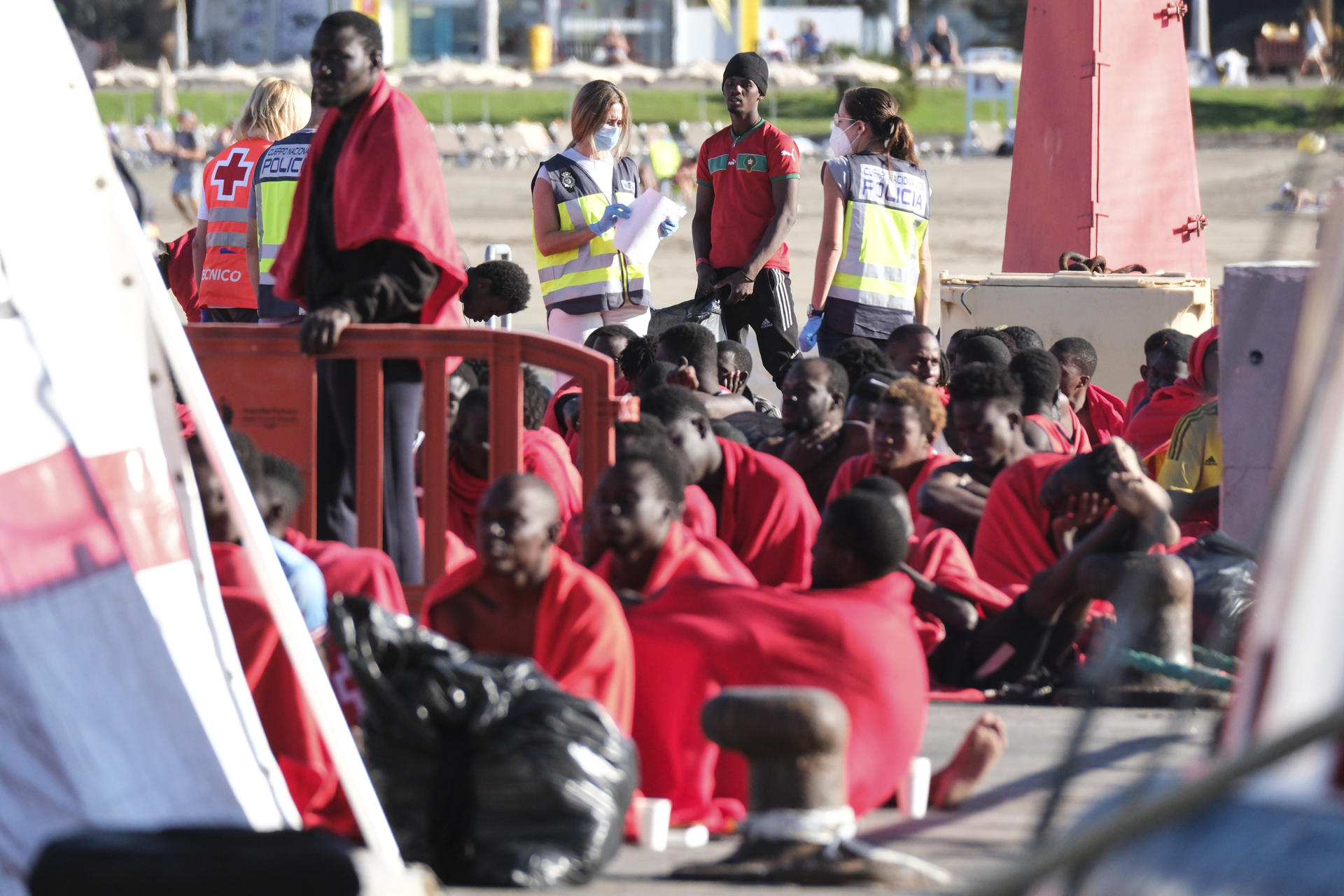 alvamento Marítimo ha rescatado este miércoles a 224 personas de dos cayucos que navegaban al sur de El Hierro y las ha trasladado al puerto de Las Cristianos, en Tenerife, donde han sido atendidas por personal de Cruz Roja.EFE/ Alberto Valdés