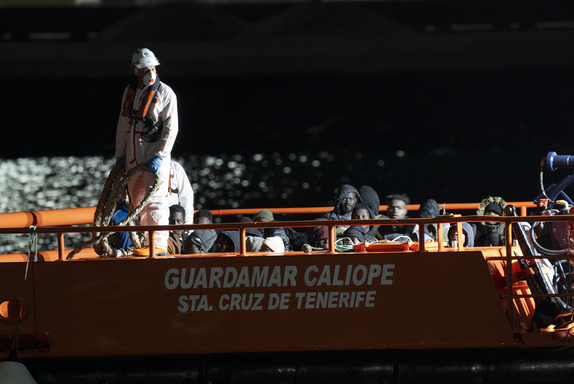 La Guardamar Calíope de Salvamento Marítimo ha rescatado en la madrugada de este lunes una embarcación con unas 50 personas de origen subsahariano al nordeste de Lanzarote. Todos han sido trasladadas al puero de Arrecife. EFE/Adriel Perdomo