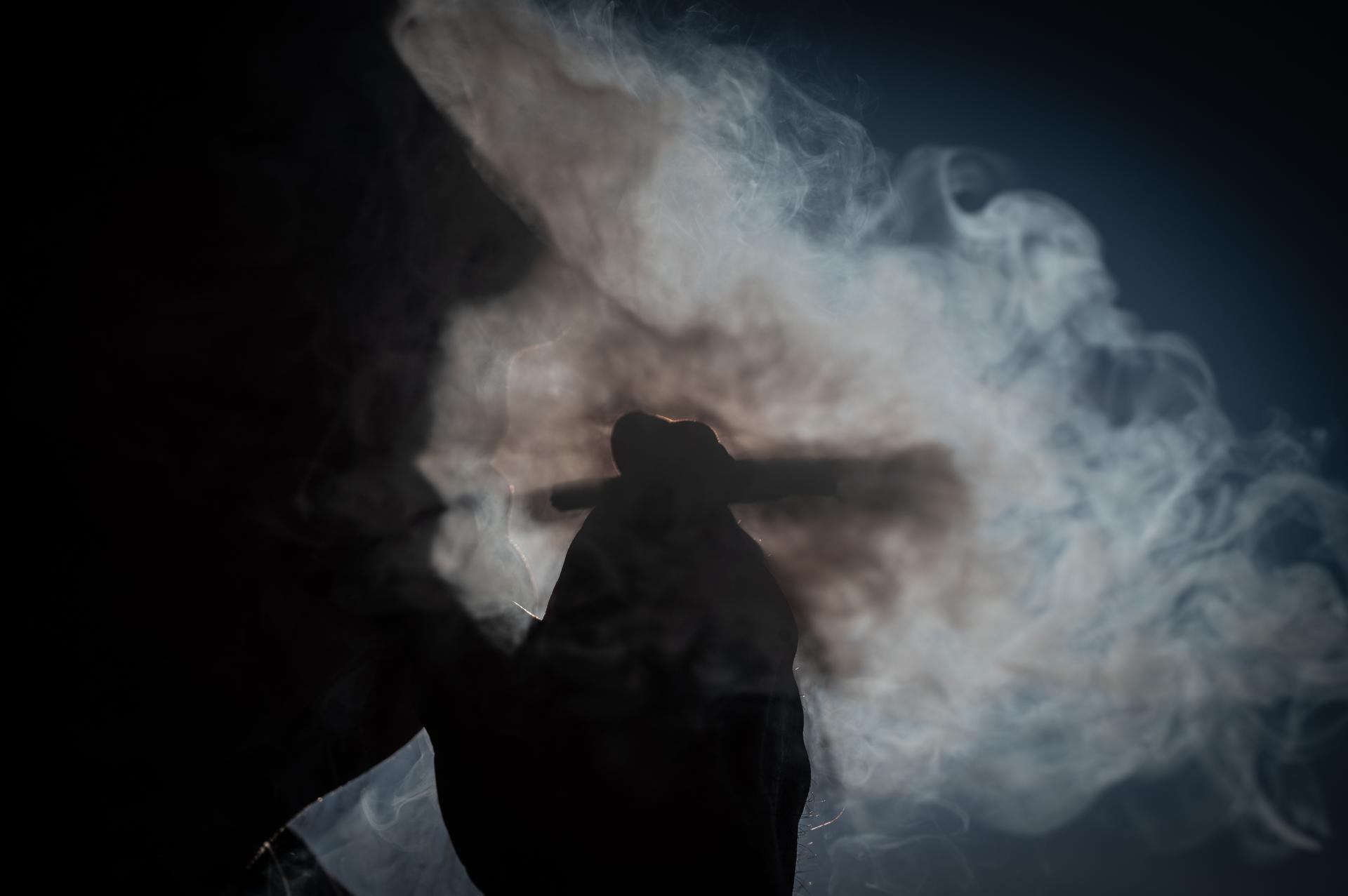 En la imagen de archivo, un hombre fuma un cigarrillo. EFE/Fernando Villar