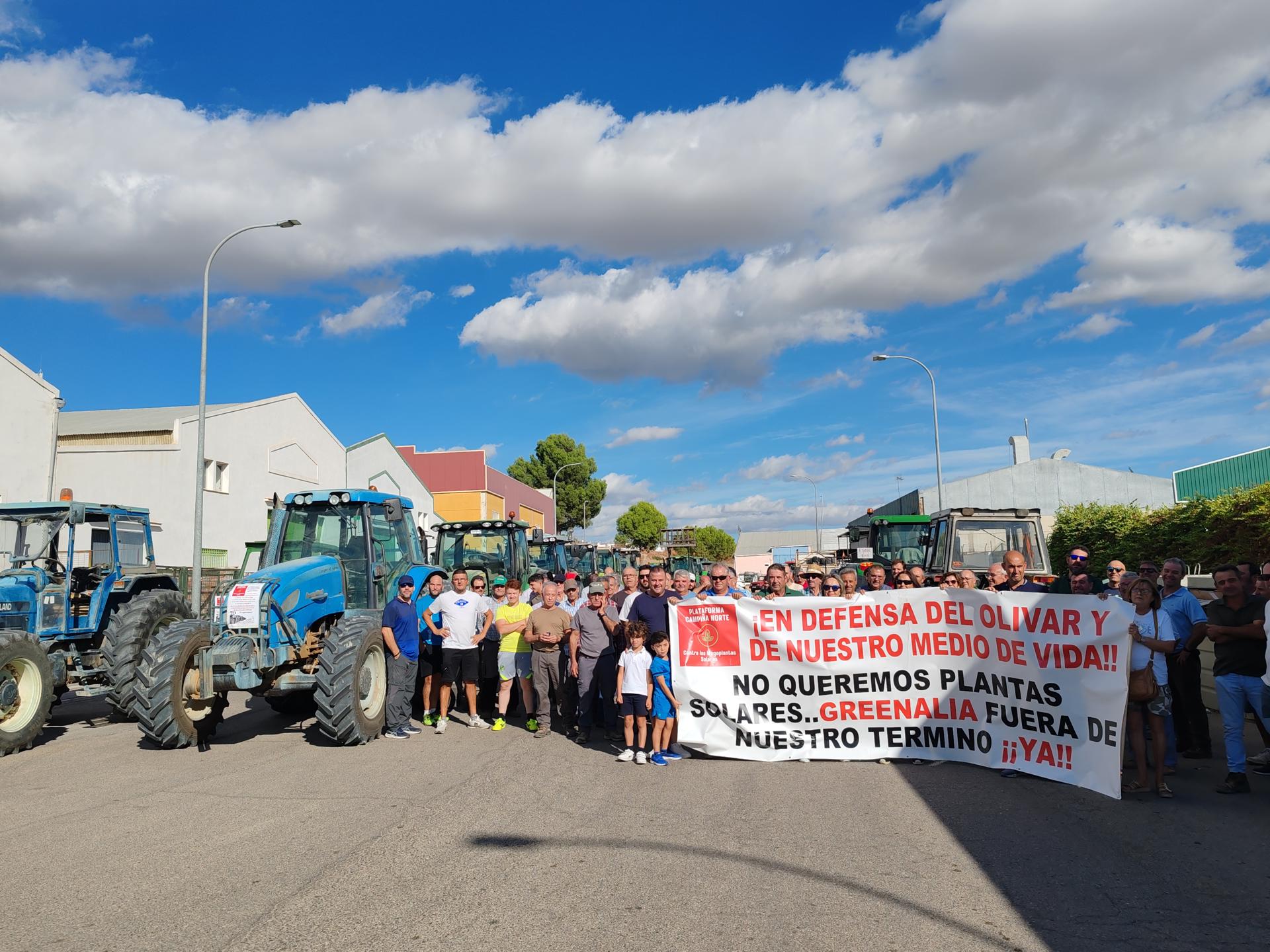 Tractorada en contra de las plantas solares de Greenalia realizada en Lopera (Jaén), el pasado 26 de septiembre. Imagen cedida por Plataforma Campiña Norte contra las Megaplantas Solares.