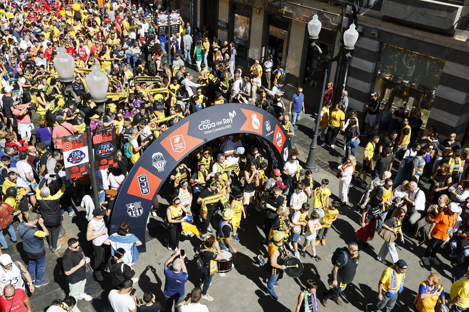 Miles de seguidores de diferentes equipos de baloncesto de toda España se congregaron este sábado en Las Palmas de Gran Canaria, que celebran con una marcha festiva por la calle de Triana el décimo aniversario del encuentro de aficiones de la Copa del Rey, justo en la ciudad donde empezó. EFE/ Elvira Urquijo A.