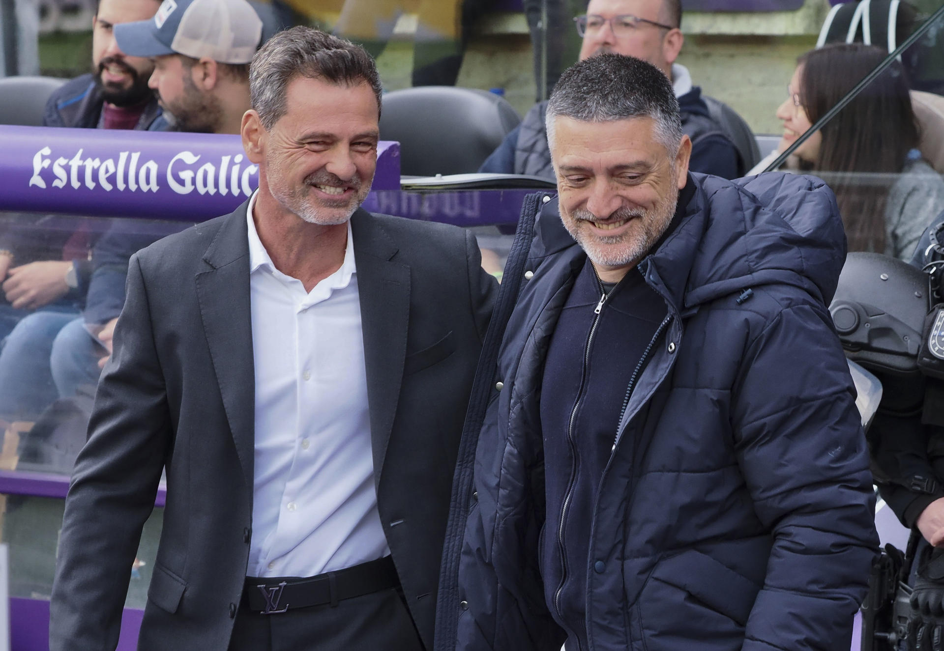 -El entrenador del Valladolid Diego Cocca, y el entrenador del Sevilla García Pimienta, se saludan durante el partido de la jornada 24 de LaLiga EA Sports en el estadio José Zorrila.-EFE/R. García
